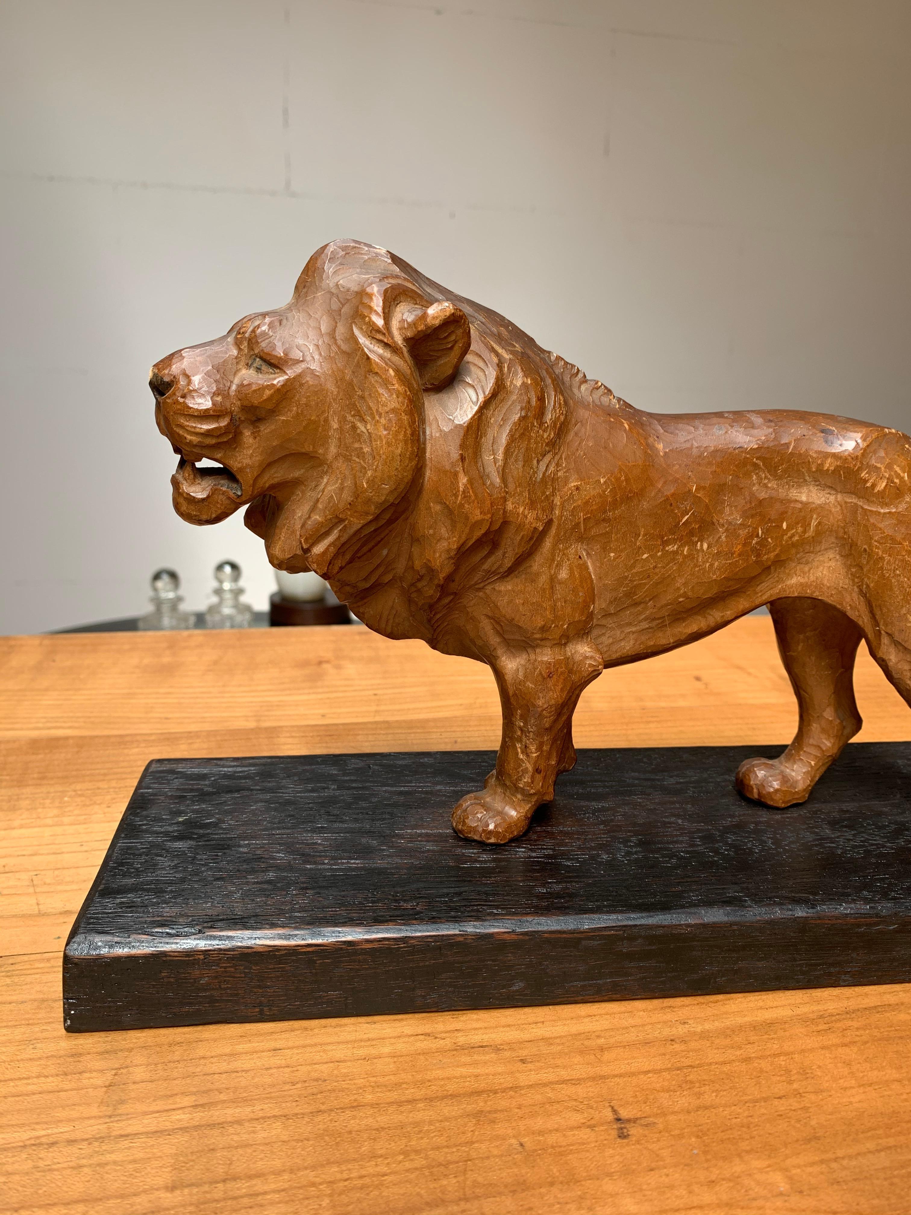 Intagliato a mano Scultura di leone scolpita a mano all'inizio del XX secolo su base, Re della giungla in vendita