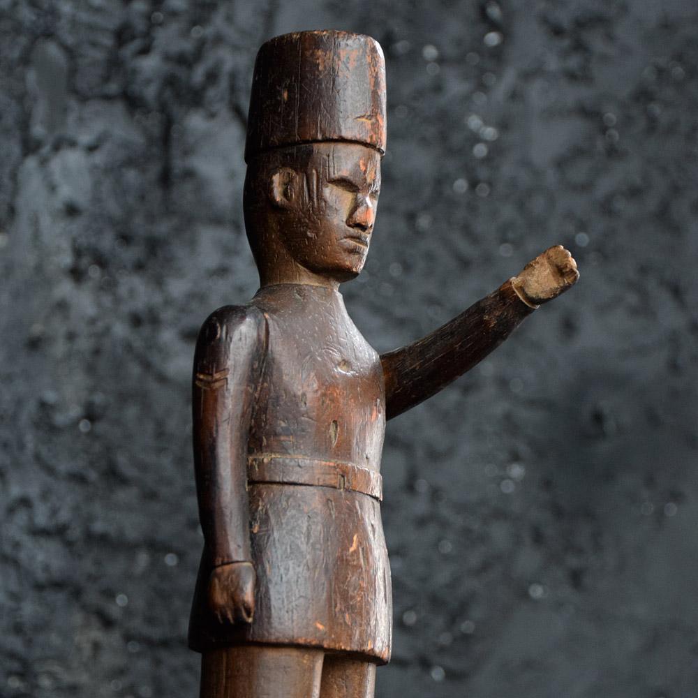 Figura de soldado de arte popular ingenuo de principios del siglo XX tallada a mano Desconocido en venta