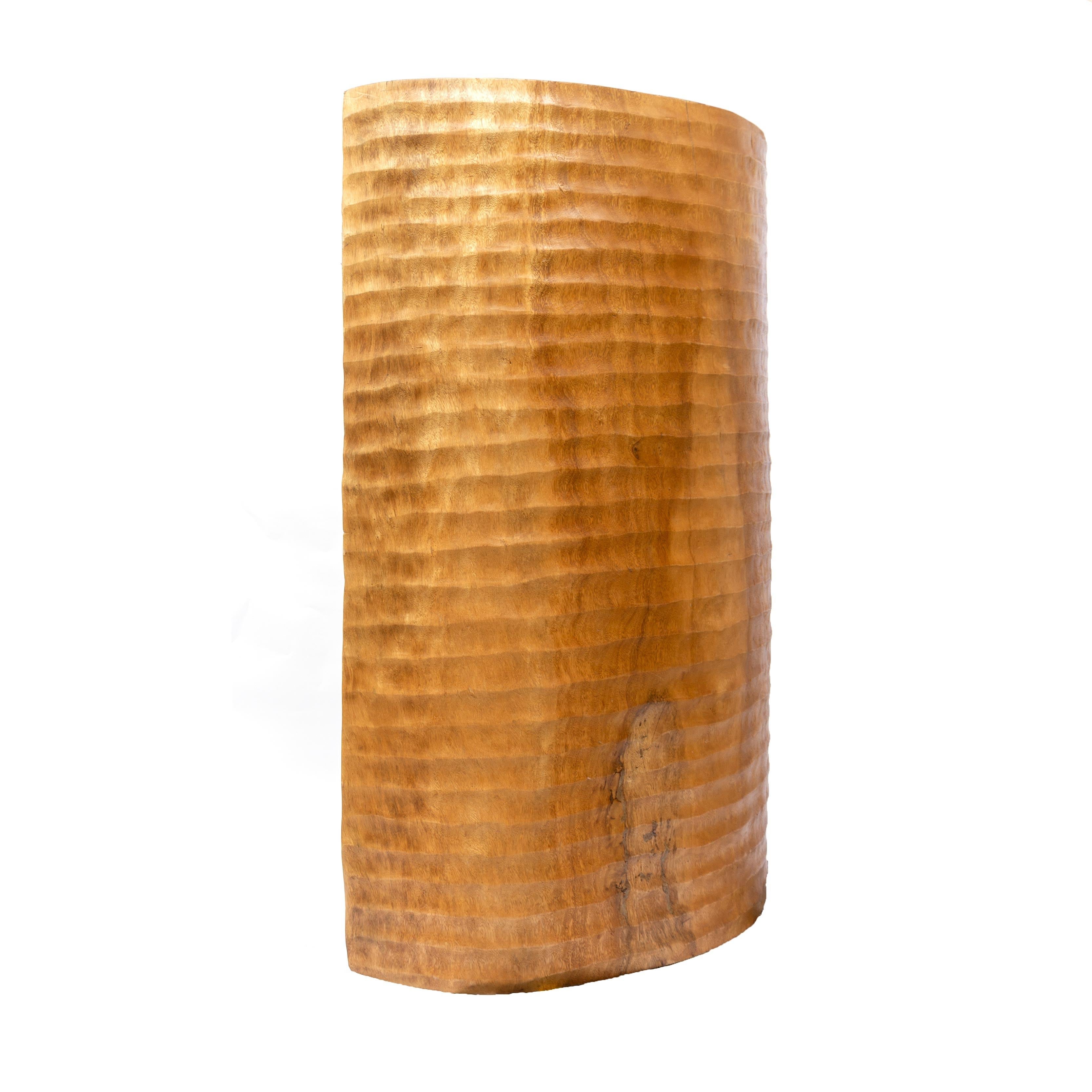 Ce paravent exquis du début du XXe siècle, sculpté à la main dans un tronc de palmier de Sumatra vieux de 200 ans, témoigne de la riche beauté naturelle et du savoir-faire artisanal de l'époque. Les détails complexes et le poids important du