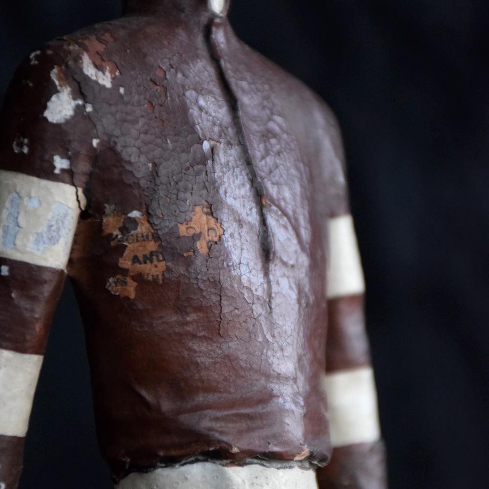 Milieu du XXe siècle Figure de jockey en papier mâché sculptée à la main au début du 20e siècle en vente