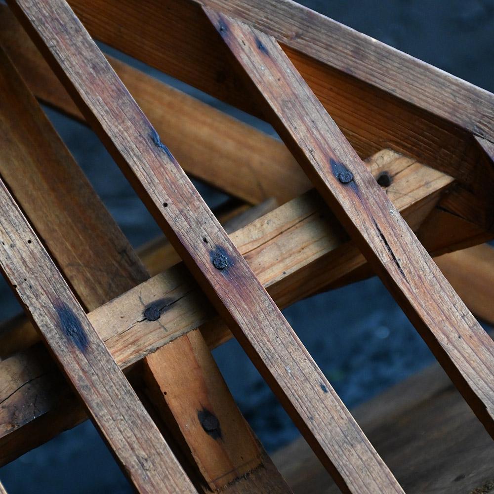 Intagliato a mano Modello architettonico in pino intagliato a mano dei primi del Novecento in vendita