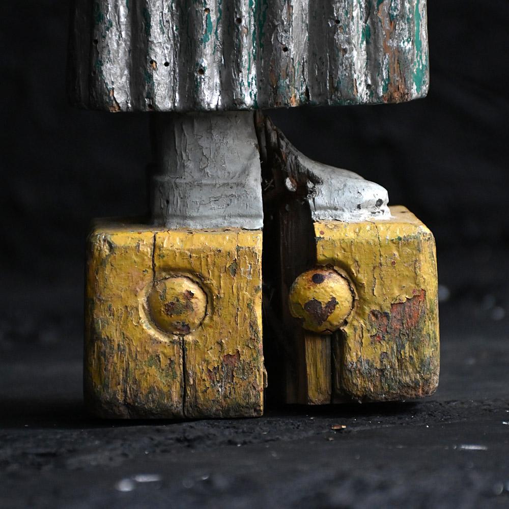 Figura da fiera in pino intagliato a mano dell'inizio del XX secolo
Un raro pezzo d'arte da fiera, sotto forma di figura da fiera Jeu de massacre policroma intagliata e dipinta a mano. Realizzato con legno sezionato e dettagli dipinti a mano.