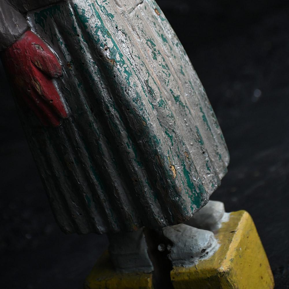 Intagliato a mano Figura da fiera in pino intagliato a mano dell'inizio del XX secolo in vendita