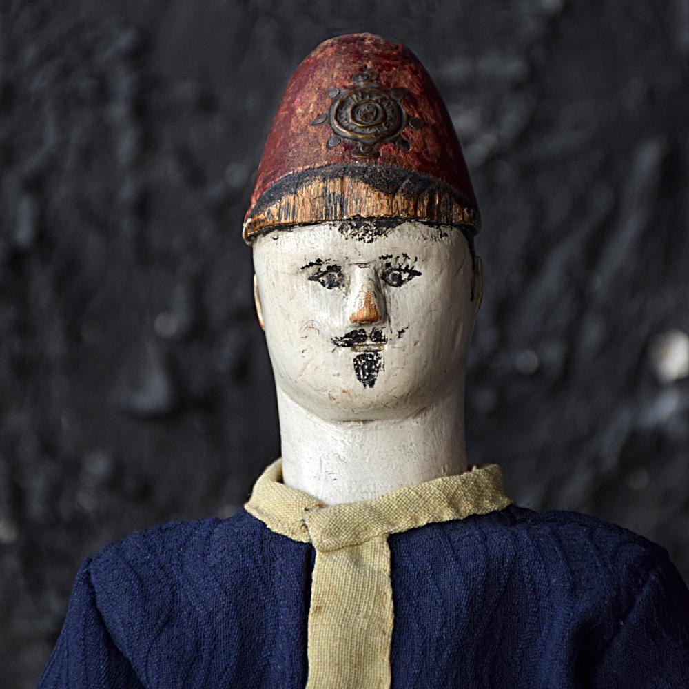 Deutscher Feuerwehrmann Puppe
Wir sind stolz, ein wunderbares Beispiel einer deutschen Feuerwehrpuppe aus dem frühen 20. Jahrhundert anbieten zu können. Hand geschnitzt mit einigen schönen naiven Folk Art Detail einschließlich einer Messinghelm