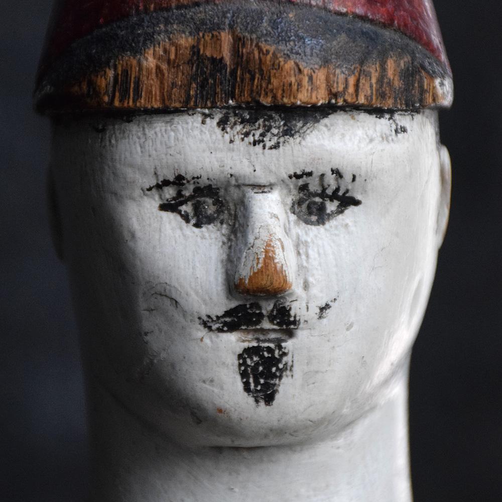 Frühes 20. Jahrhundert Hand geschnitzt Kiefer Deutsch Feuerwehrmann Puppet im Angebot 1