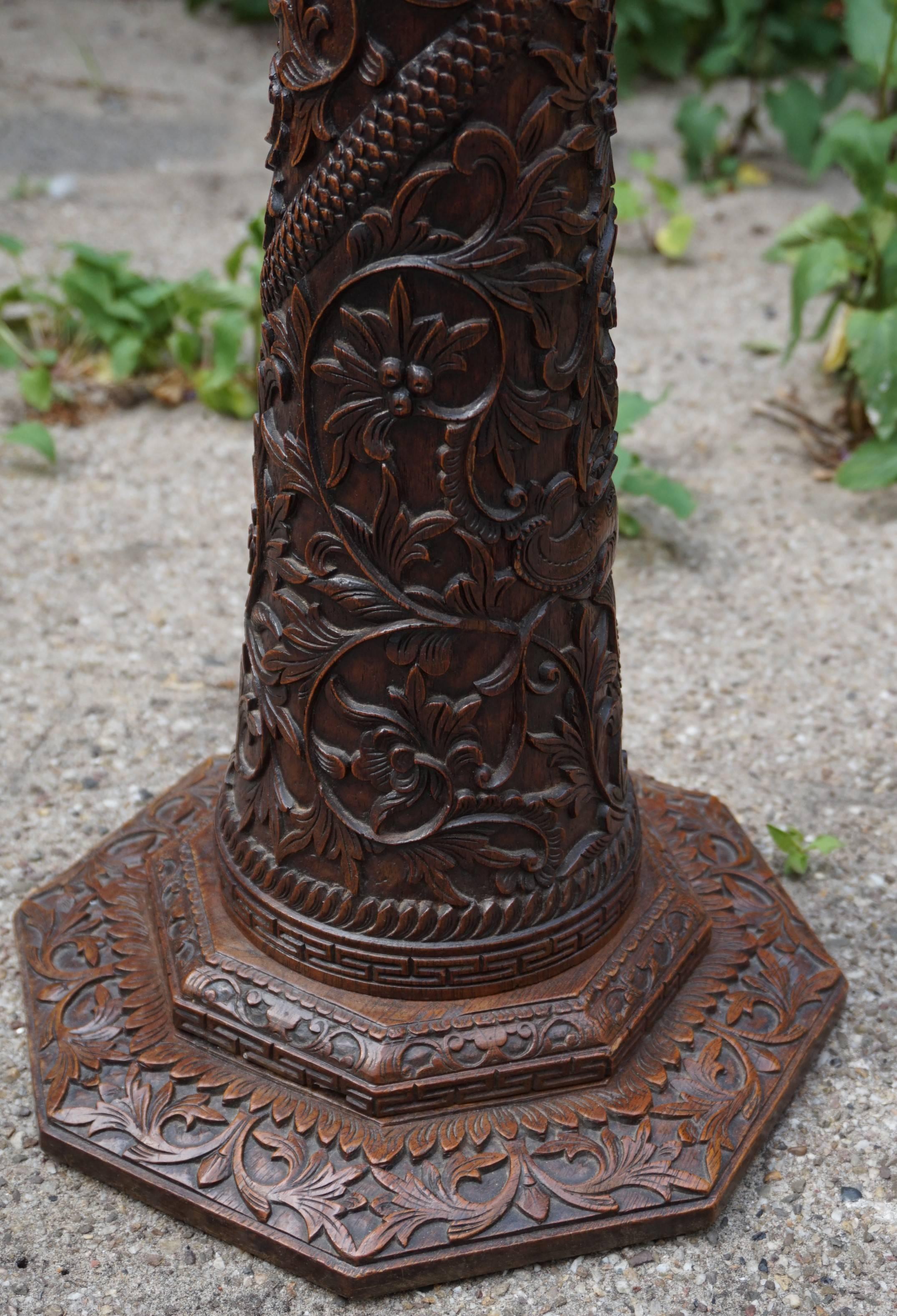 Superbe piédestal colonial néerlandais en bois de feuillus sculpté à la main du début du 20ème siècle en vente 8