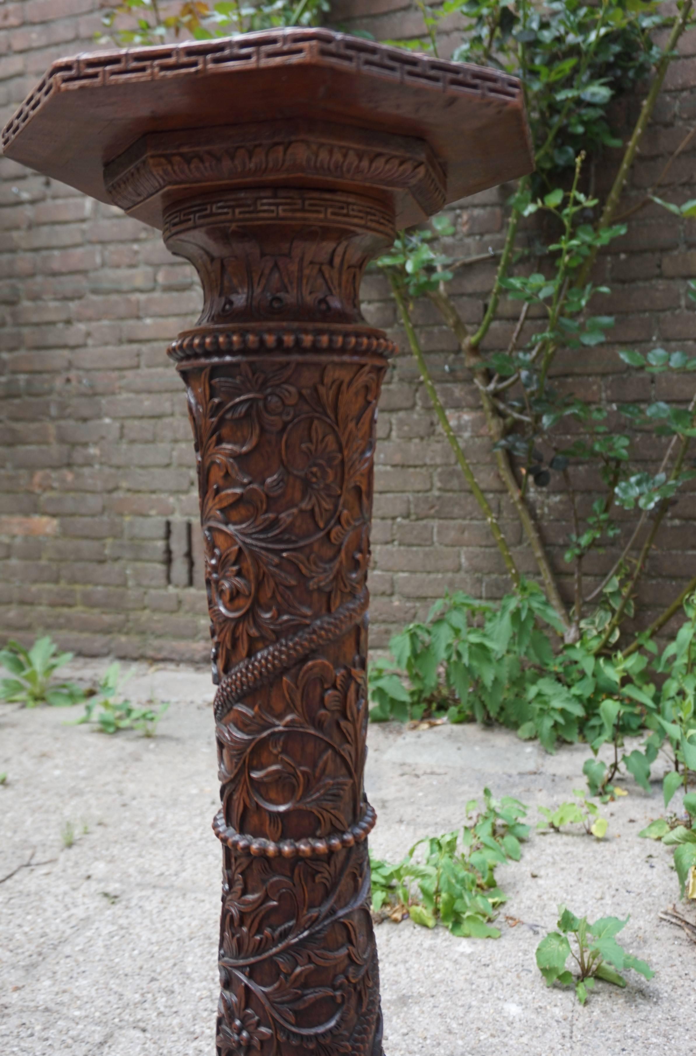 Indonésien Superbe piédestal colonial néerlandais en bois de feuillus sculpté à la main du début du 20ème siècle en vente