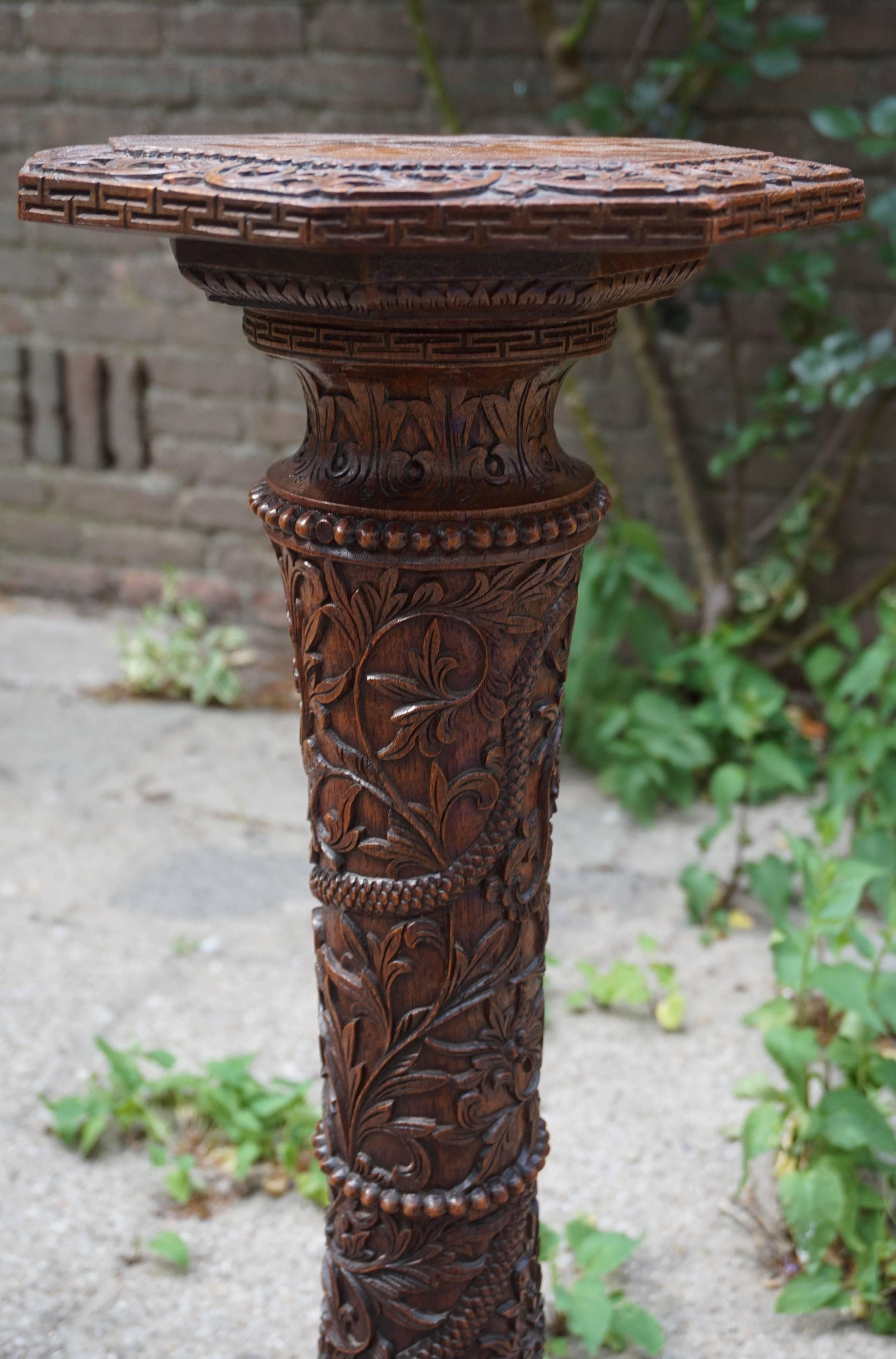 Superbe piédestal colonial néerlandais en bois de feuillus sculpté à la main du début du 20ème siècle Excellent état - En vente à Lisse, NL