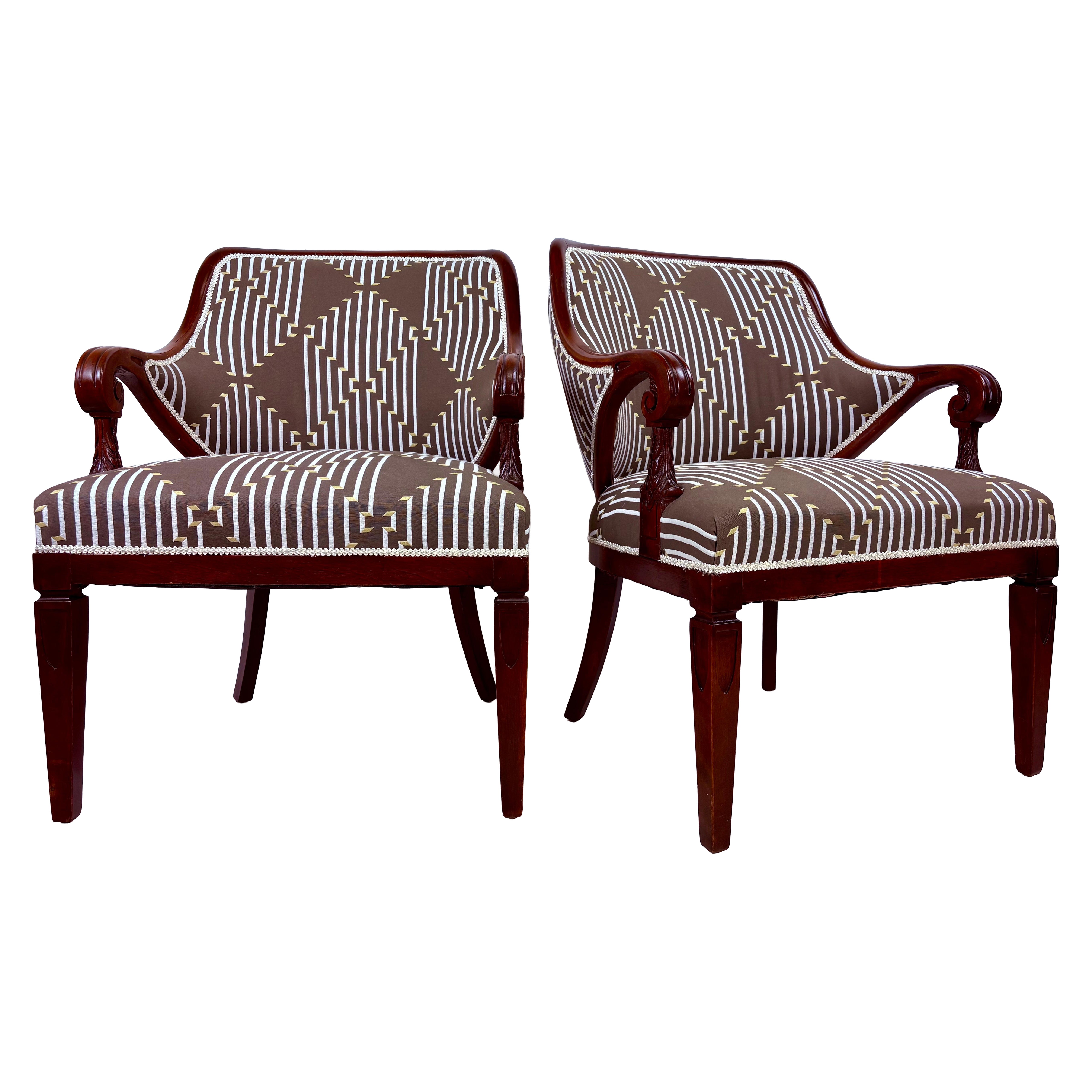 Paire de chaises d
appoint de style Regency en noyer sculpté à la main du début du 20e siècle en vente