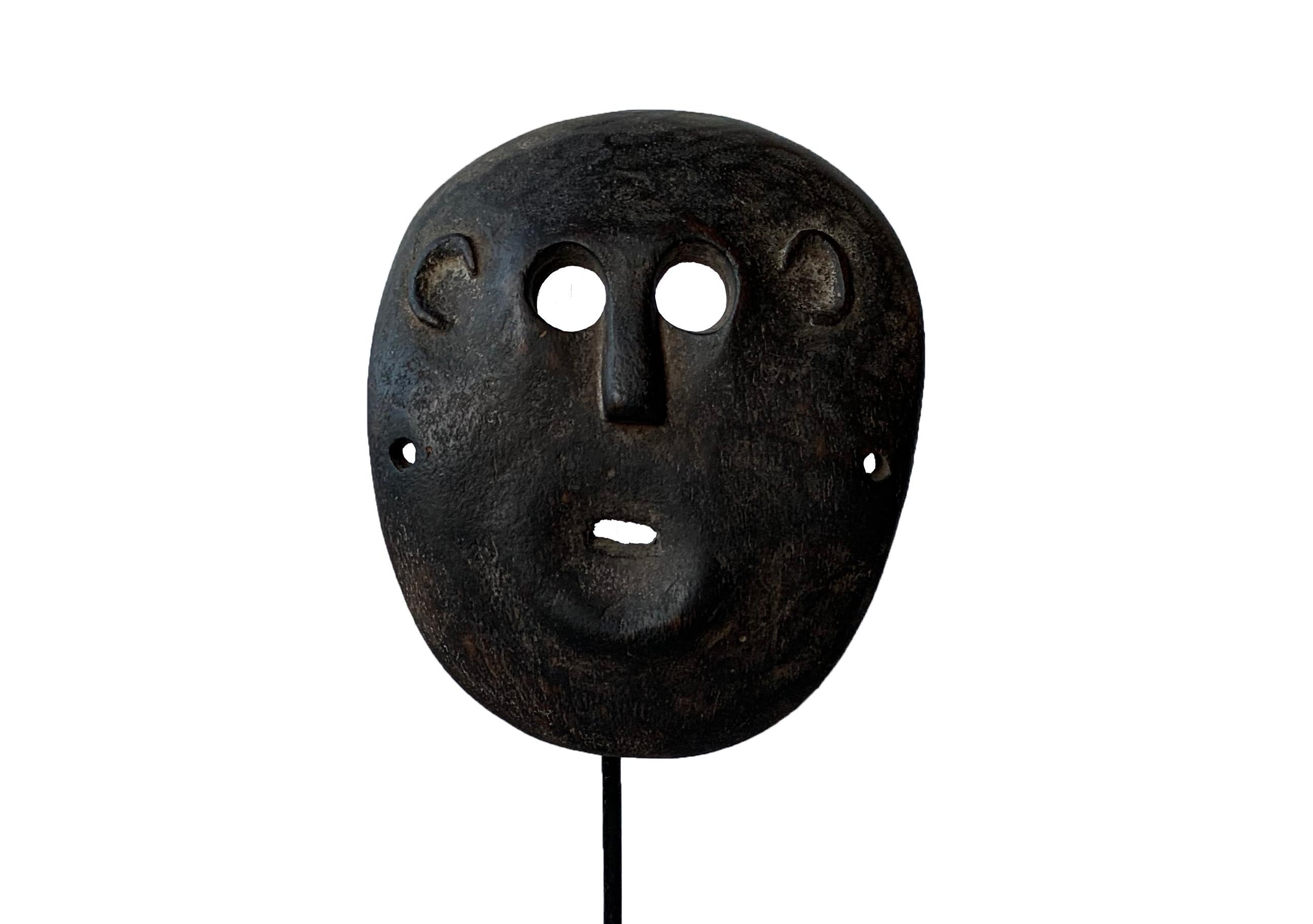 This very flat mask originates from the Atoni people of Timor. For the Timorese people masks portray both male and female ancestors, worn by warriors to scare off enemies or during ceremonies. Masks in Timor were also placed on the altar during