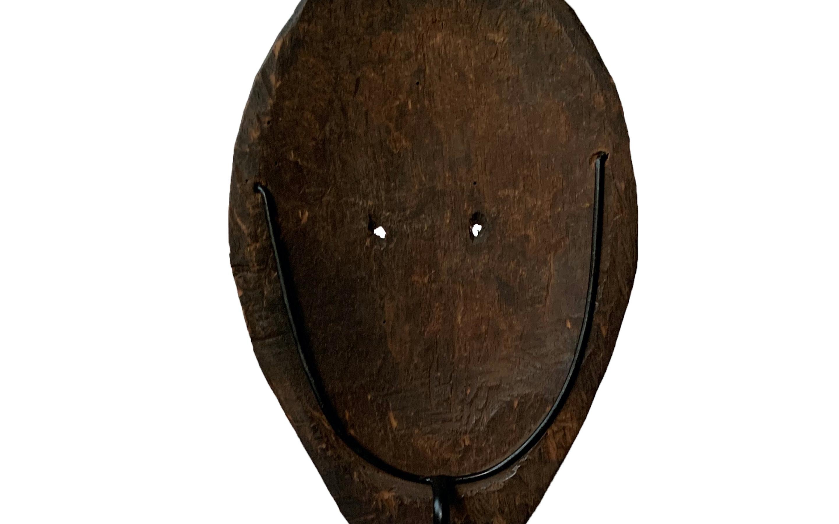 Handgeschnitzte Stammesmaske aus Holz des frühen 20. Jahrhunderts des Timorischen Atoni-Stammes (Indonesisch) im Angebot