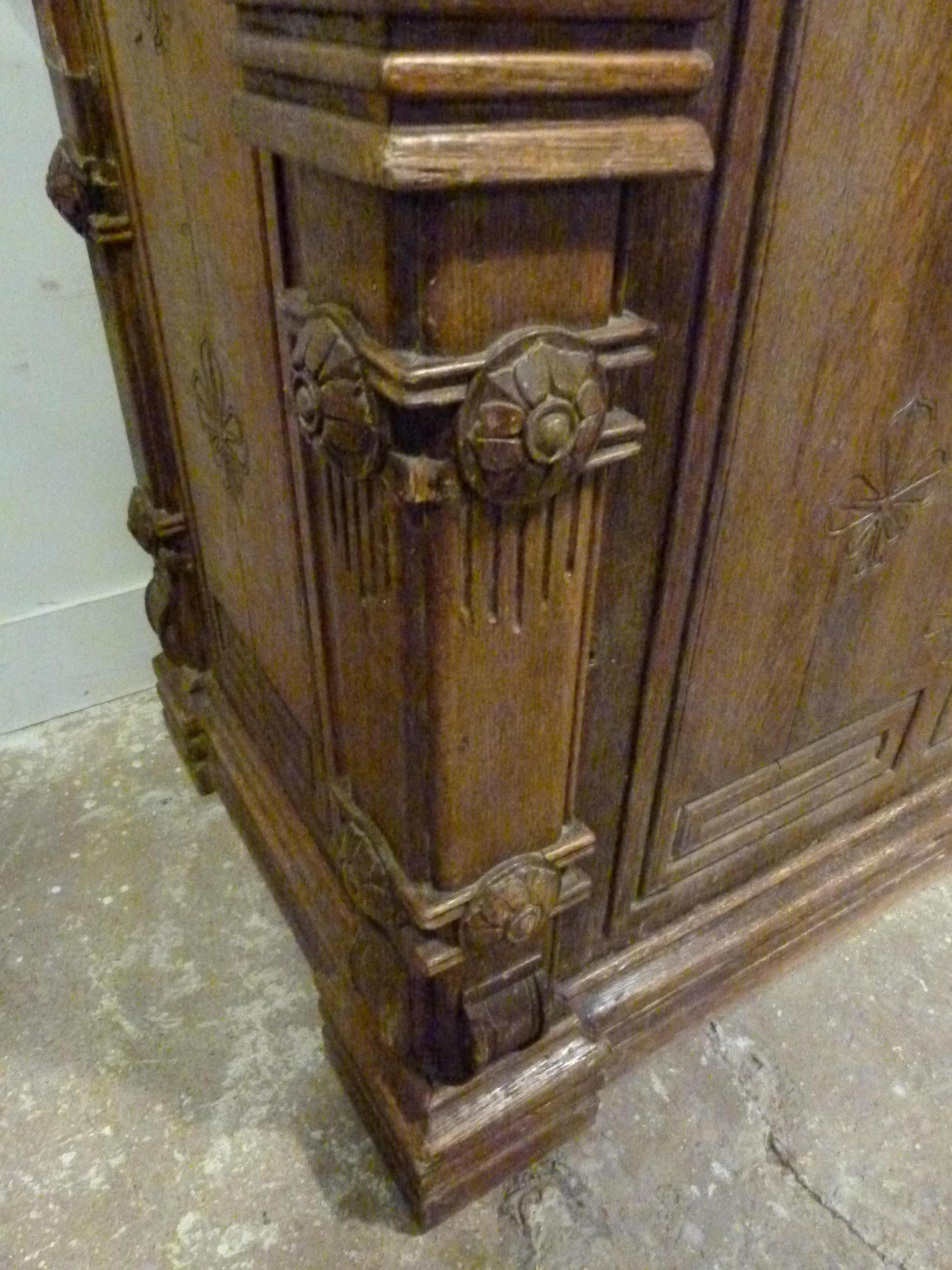 Early 20th Century  Large Hand Carved Wooden and marble Top Dry Bar In Good Condition In Vulpellac, Girona
