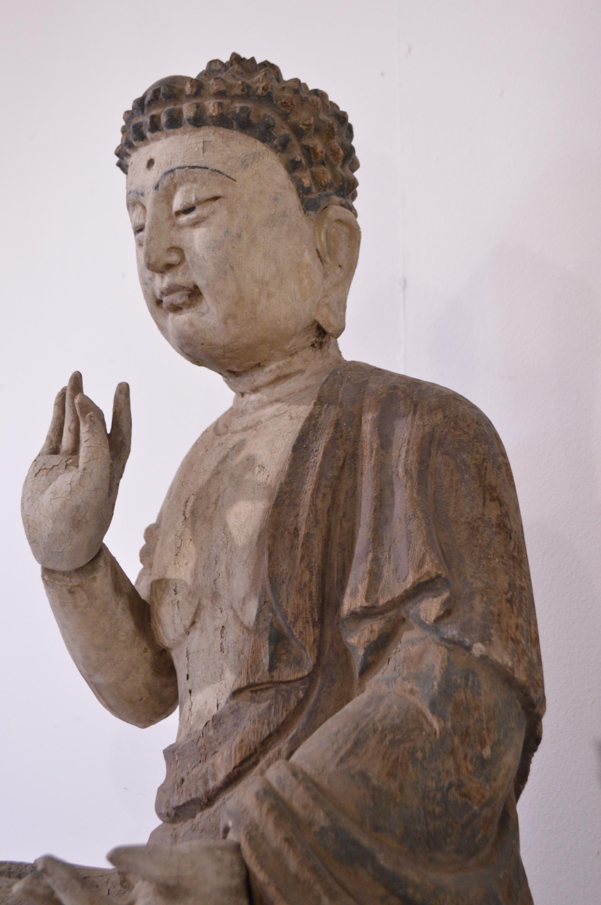 Early 20th Century Hand Carved Wooden Pine Buddha Statue In Good Condition For Sale In CILAVEGNA, IT