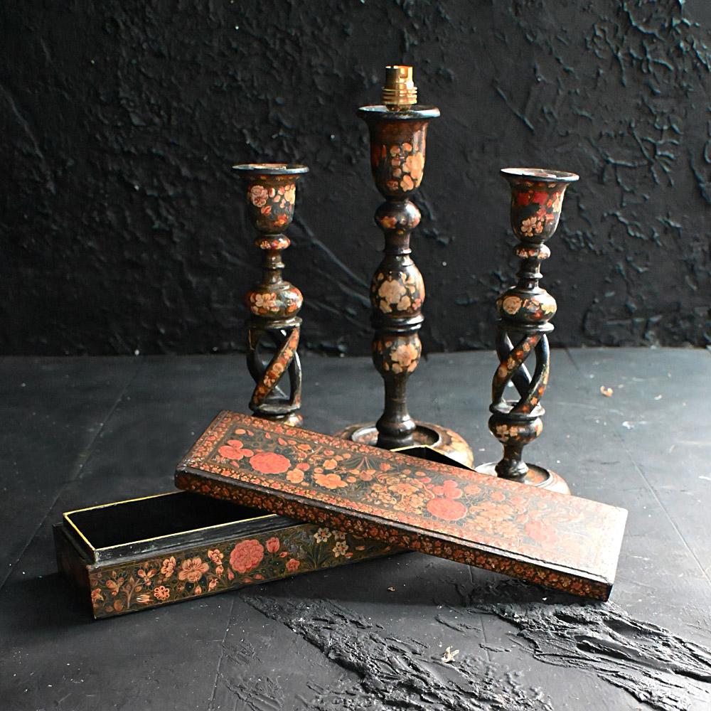 Anfang des 20. Jahrhunderts handgefertigte Kashmiri Candle Sticks und Box    (Handgeschnitzt) im Angebot