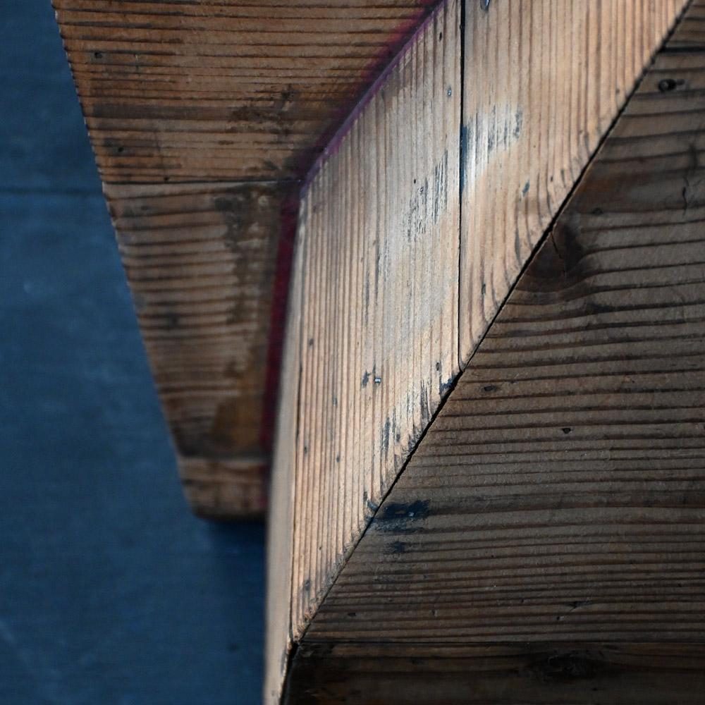 Modèle de toit architectural en pin du début du 20e siècle, fabriqué à la main en vente 3