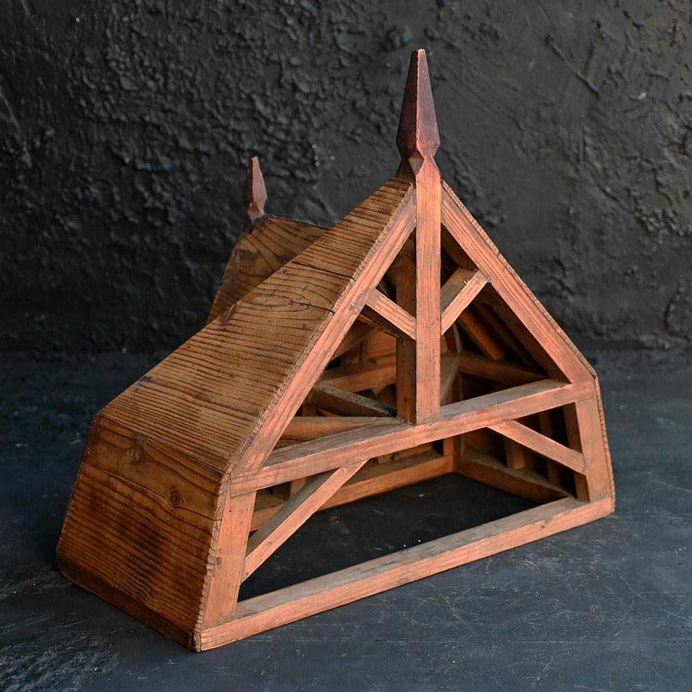 Modèle de toit architectural en pin du début du 20e siècle, fabriqué à la main 

Un exemple très décoratif d'une maquette de toit architecturale anglaise du début du 20e siècle, réalisée à la main. Cette forme parfaite et un exemple très sculptural.