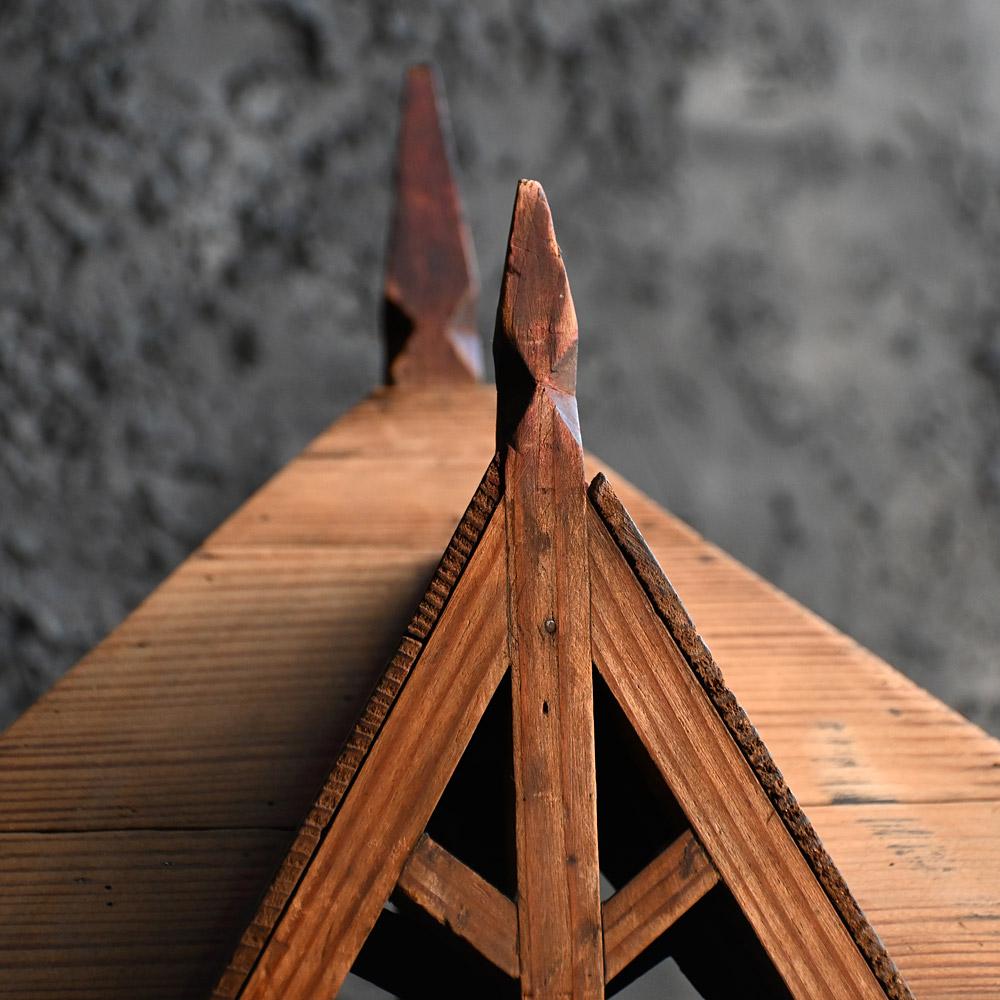 Sculpté à la main Modèle de toit architectural en pin du début du 20e siècle, fabriqué à la main en vente