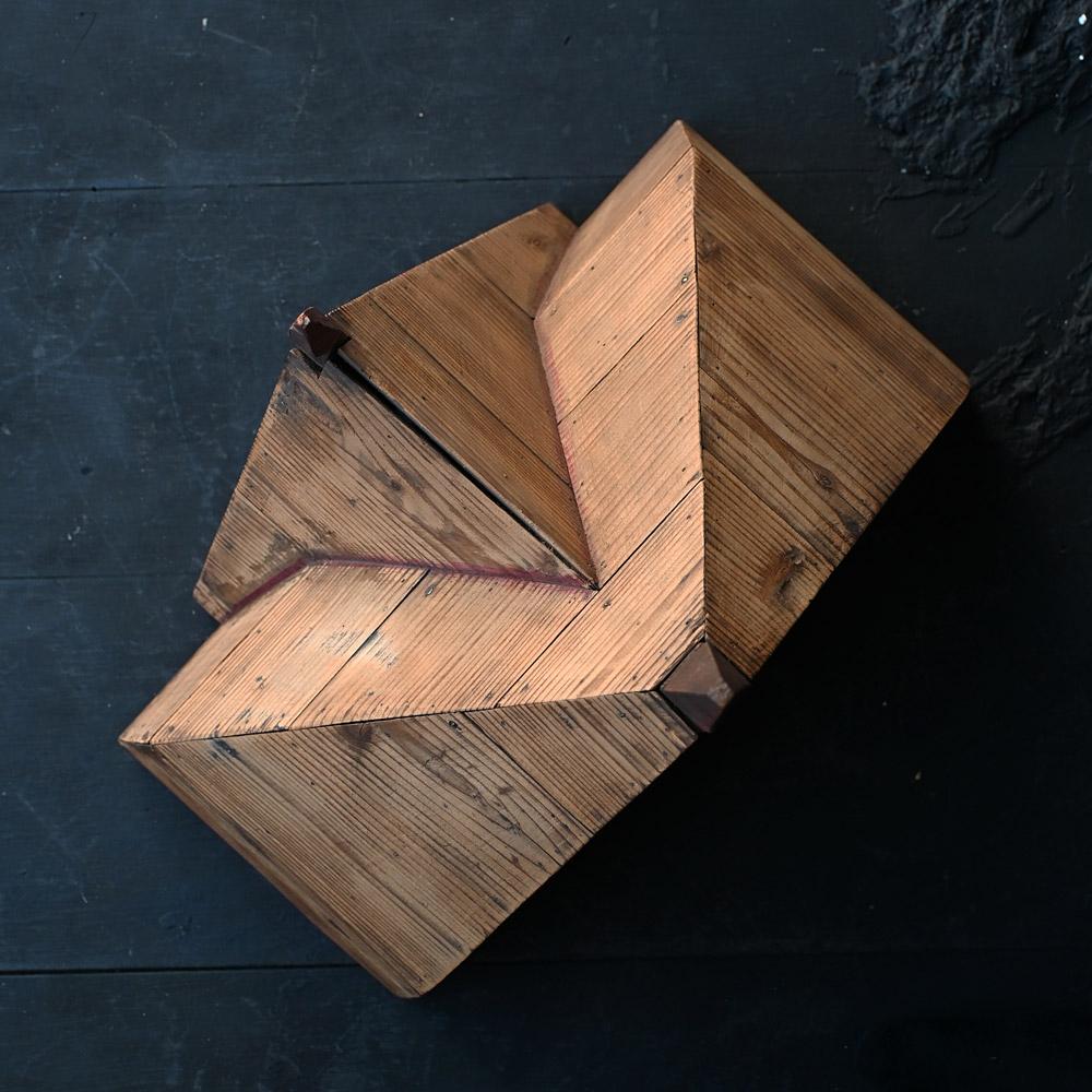 Pin Modèle de toit architectural en pin du début du 20e siècle, fabriqué à la main en vente