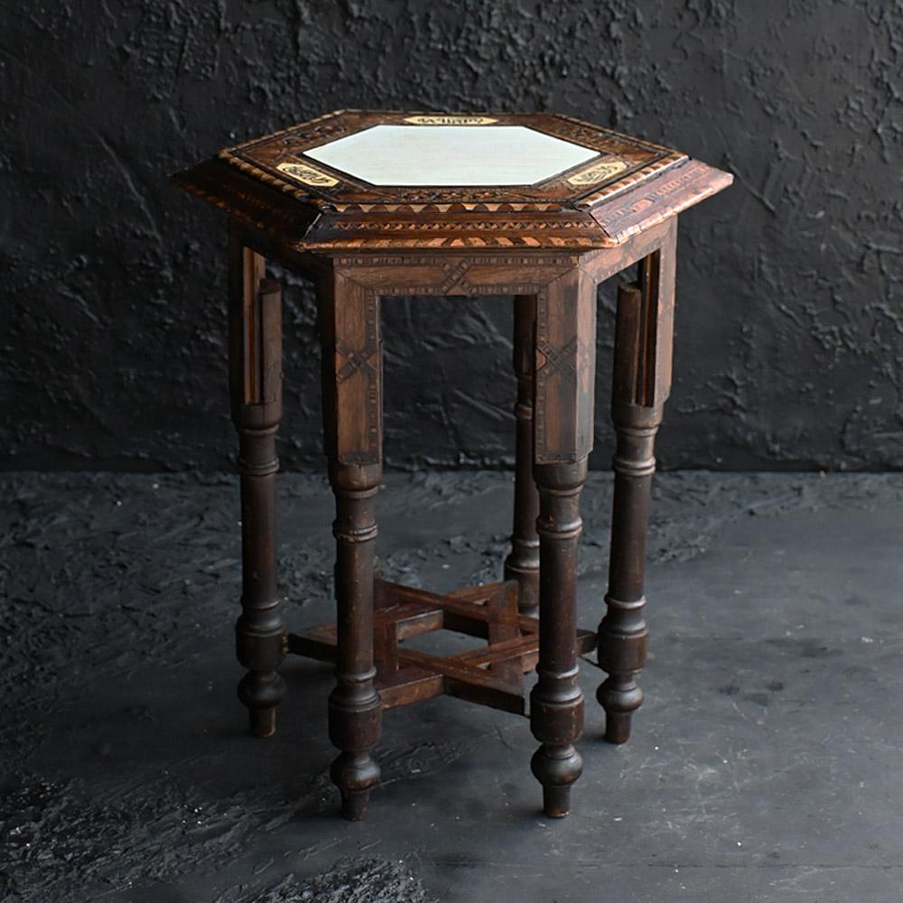 Table d'appoint syrienne du début du 20e siècle, fabriquée à la main 

Avec ses incrustations sculptées à la main, il s'agit d'un véritable exemple de mobilier syrien de bonne qualité. Il s'agit d'un exemplaire bien utilisé qui présente de