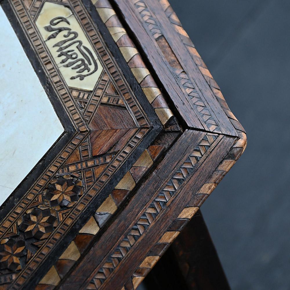 Syrien Table d'appoint syrienne du début du 20e siècle, fabriquée à la main en vente