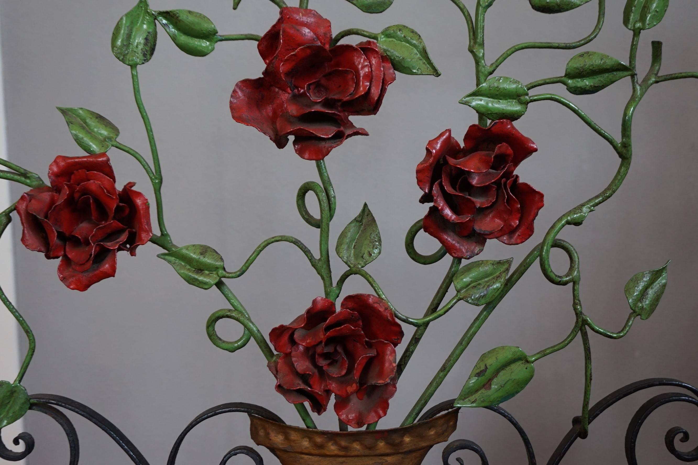 Early 20th Century Handcrafted Wrought Iron Firescreen with Roses in Vase Decor In Excellent Condition In Lisse, NL