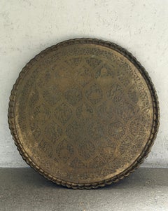 Plateau décoratif de style ottoman en laiton gravé et ciselé à la main du début du 20e siècle