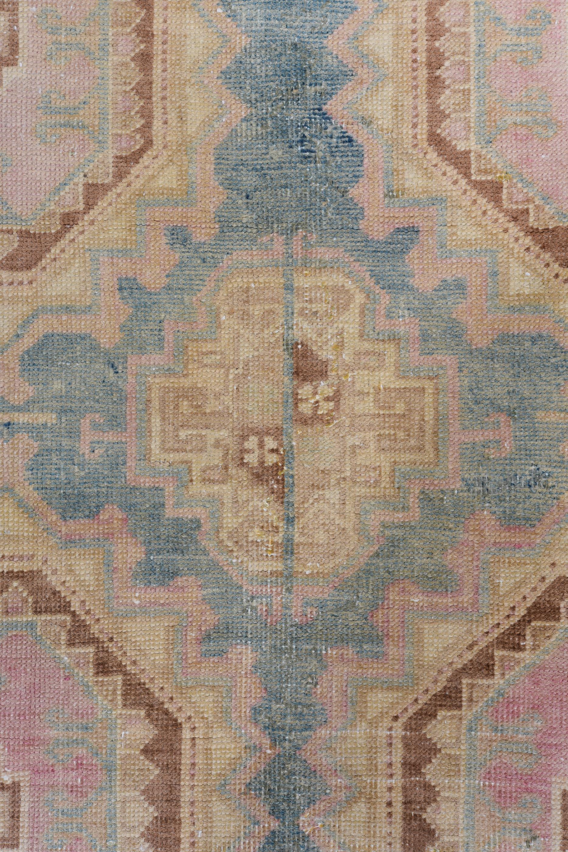 Handgeknüpfter Sarab-Teppich des frühen 20. Jahrhunderts mit achteckigen Medaillons in Teal & Blush im Zustand „Gut“ im Angebot in New York, NY