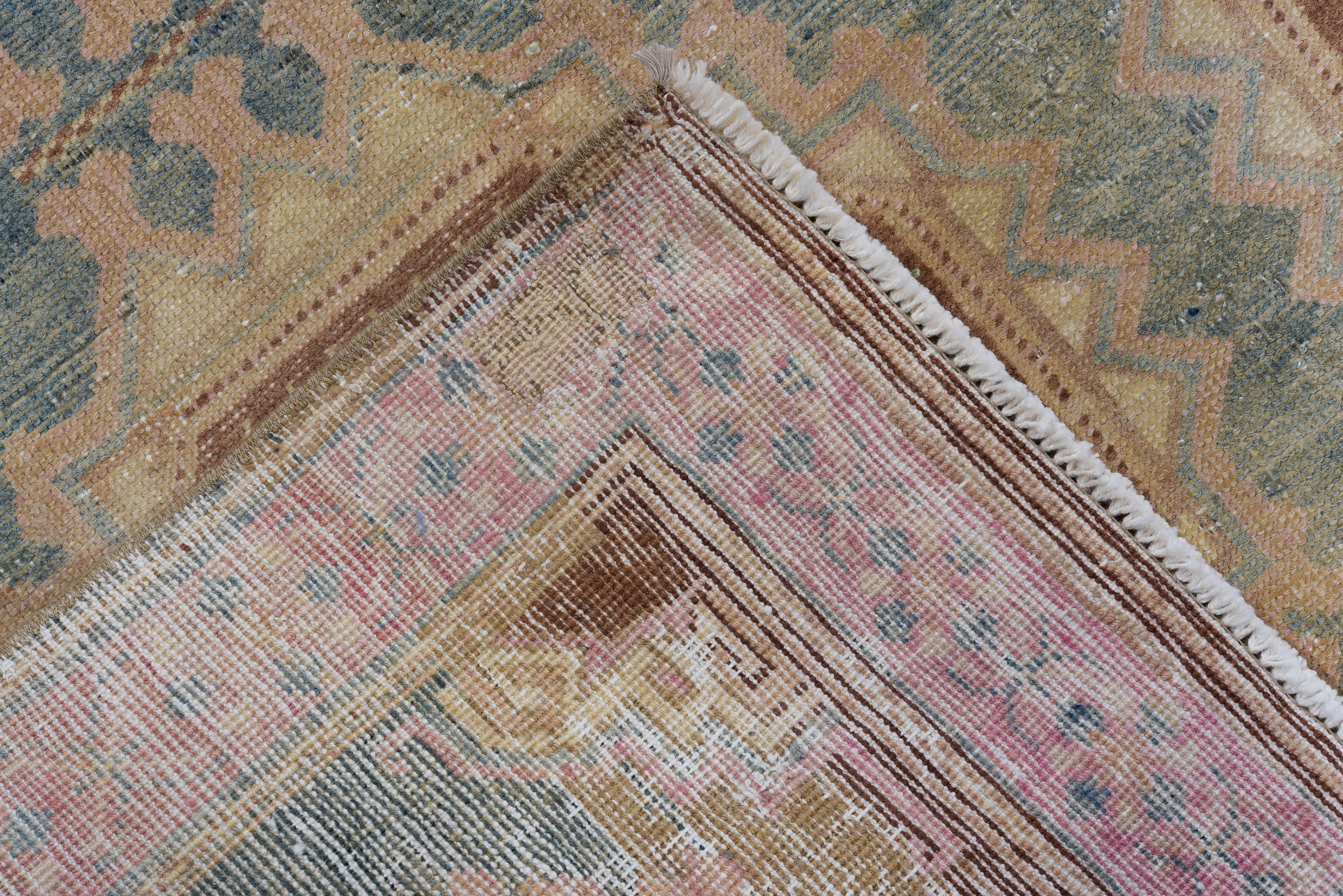 Handgeknüpfter Sarab-Teppich des frühen 20. Jahrhunderts mit achteckigen Medaillons in Teal & Blush (Mitte des 20. Jahrhunderts) im Angebot