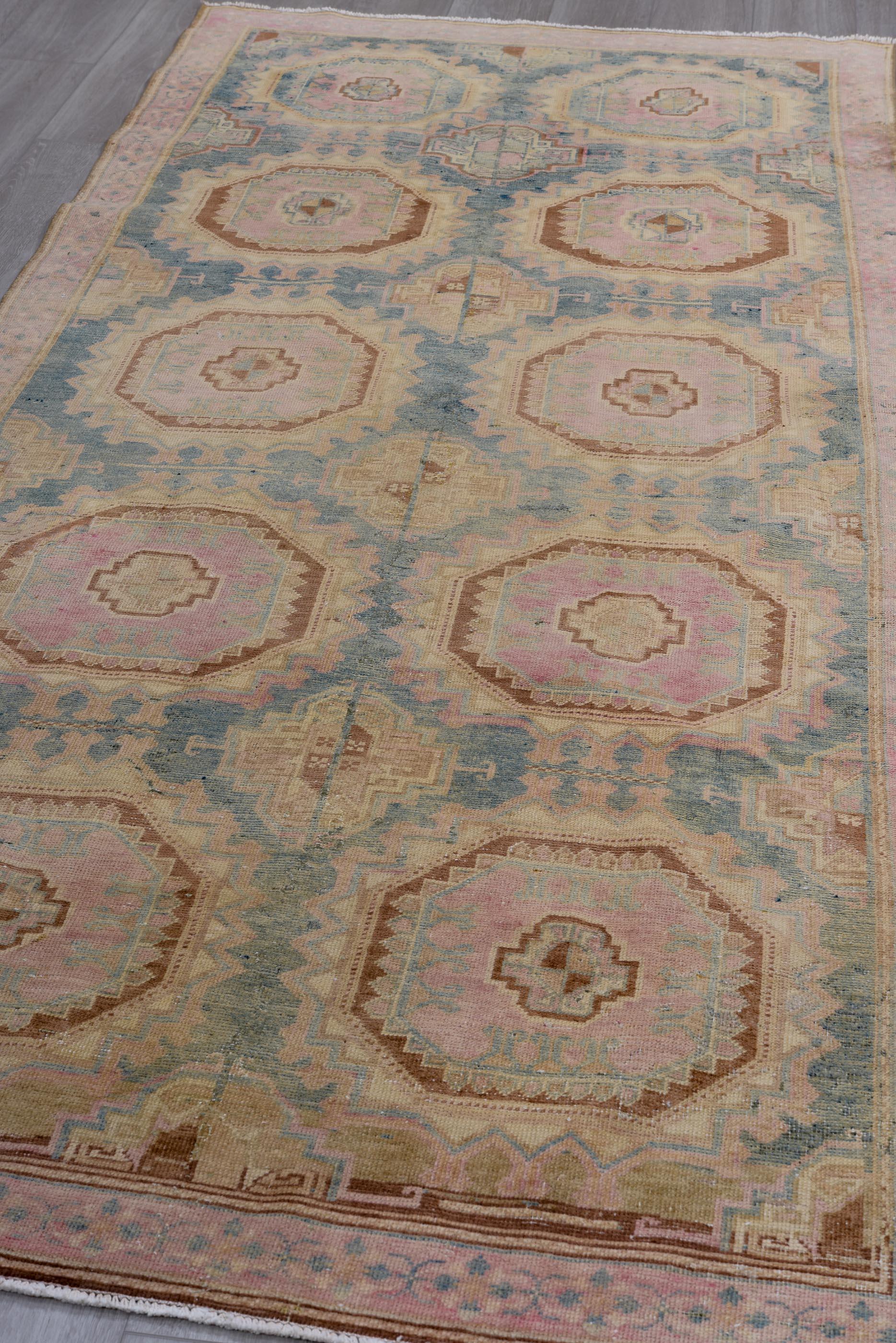 Handgeknüpfter Sarab-Teppich des frühen 20. Jahrhunderts mit achteckigen Medaillons in Teal & Blush im Angebot 1