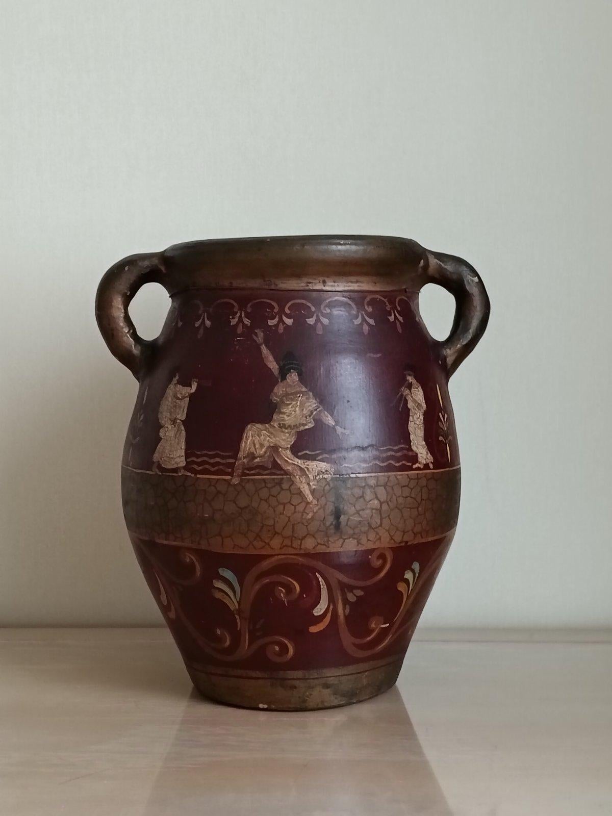 Vase grec de style attique fait à la main, vers 1920       
Vase en grès à décor grec ancien représentant trois dames. L'un d'eux danse et les deux autres sont des musiciens, vêtus d'authentiques tenues grecques. Condit comme vu sur les photos.