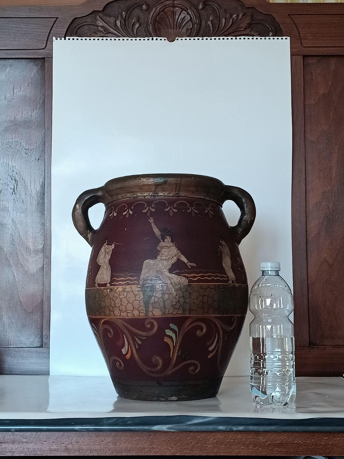 Peint à la main Vase en grès décoré de figures, fait à la main au début du 20e siècle en vente