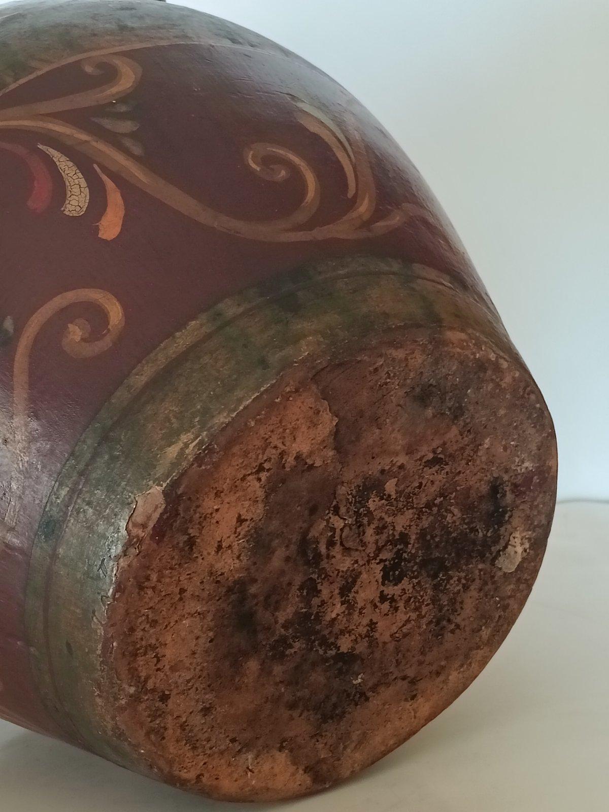 Vase en grès décoré de figures, fait à la main au début du 20e siècle État moyen - En vente à Sofia, BG