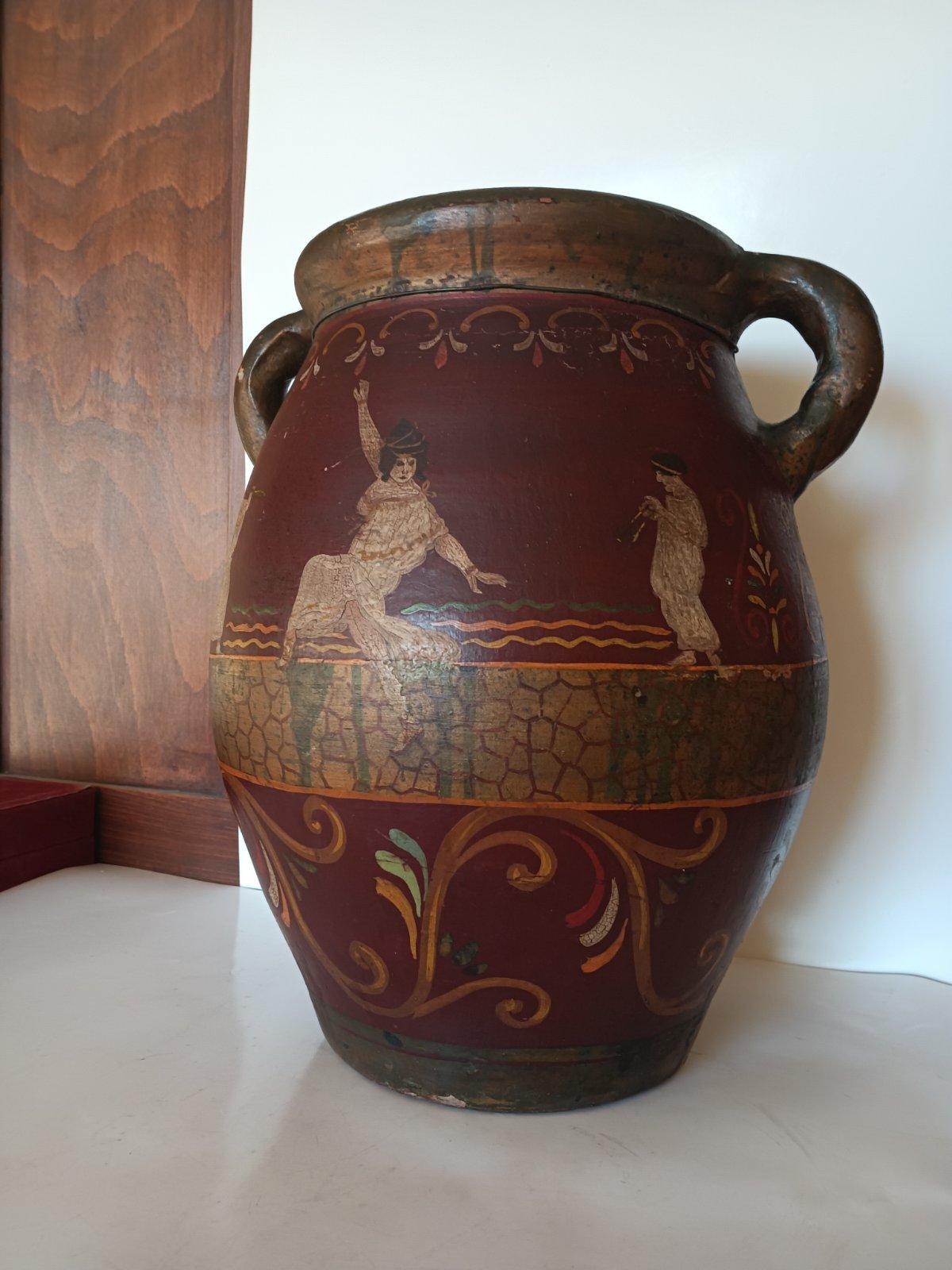 Vase en grès décoré de figures, fait à la main au début du 20e siècle en vente 1