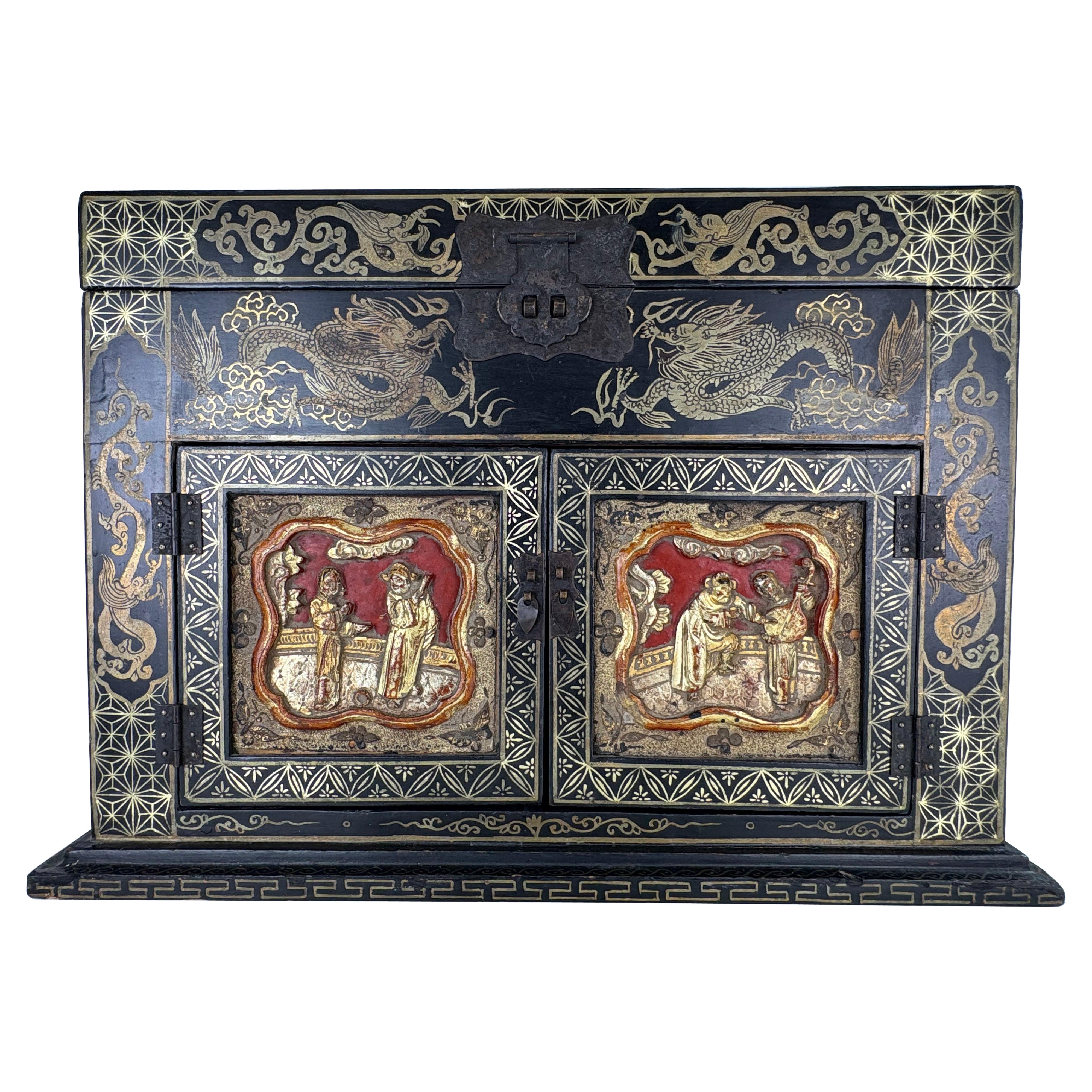 Early 20th century hand painted Chinese export large jewelry box For Sale