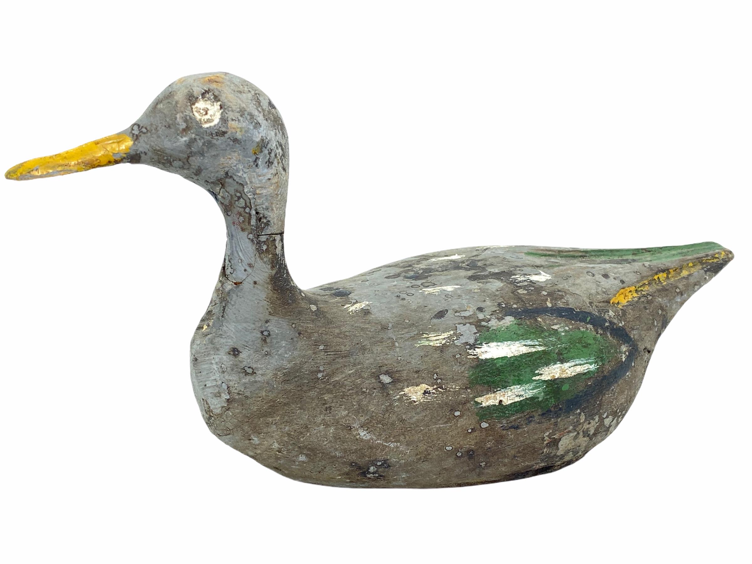 Diese handgeschnitzte und handbemalte Entenattrappe wurde in Deutschland bei einem Nachlassverkauf gefunden und ist perfekt für den Sammler. Die Farbe wurde von einem früheren Jäger gut genutzt und ist im Laufe der Zeit verblasst, obwohl die