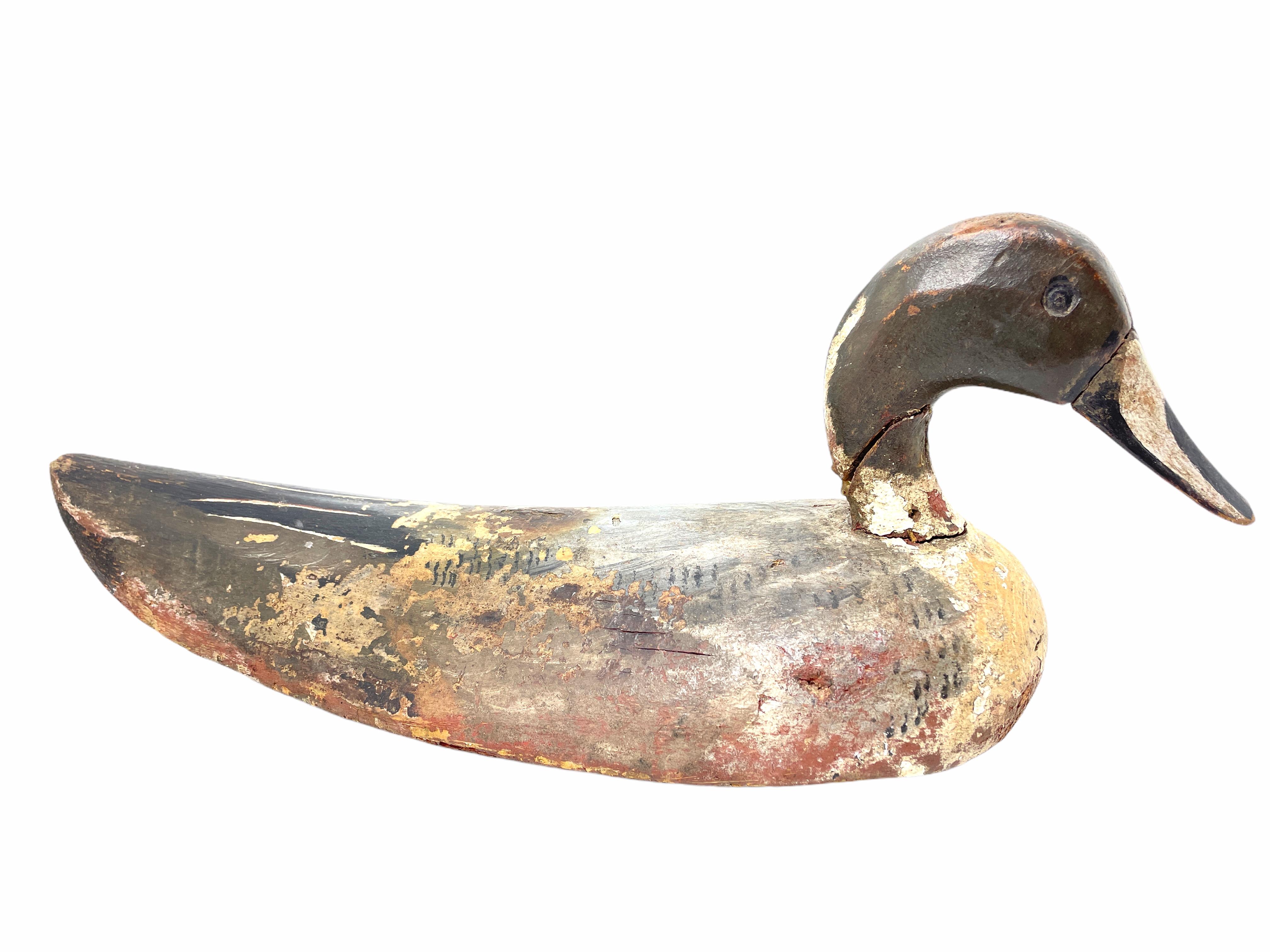 Diese handgeschnitzte und handbemalte Entenattrappe wurde in Deutschland bei einem Nachlassverkauf gefunden und ist perfekt für den Sammler. Von einem früheren Jäger gut genutzt, ist die Farbe im Laufe der Zeit verblasst, obwohl die ursprünglichen