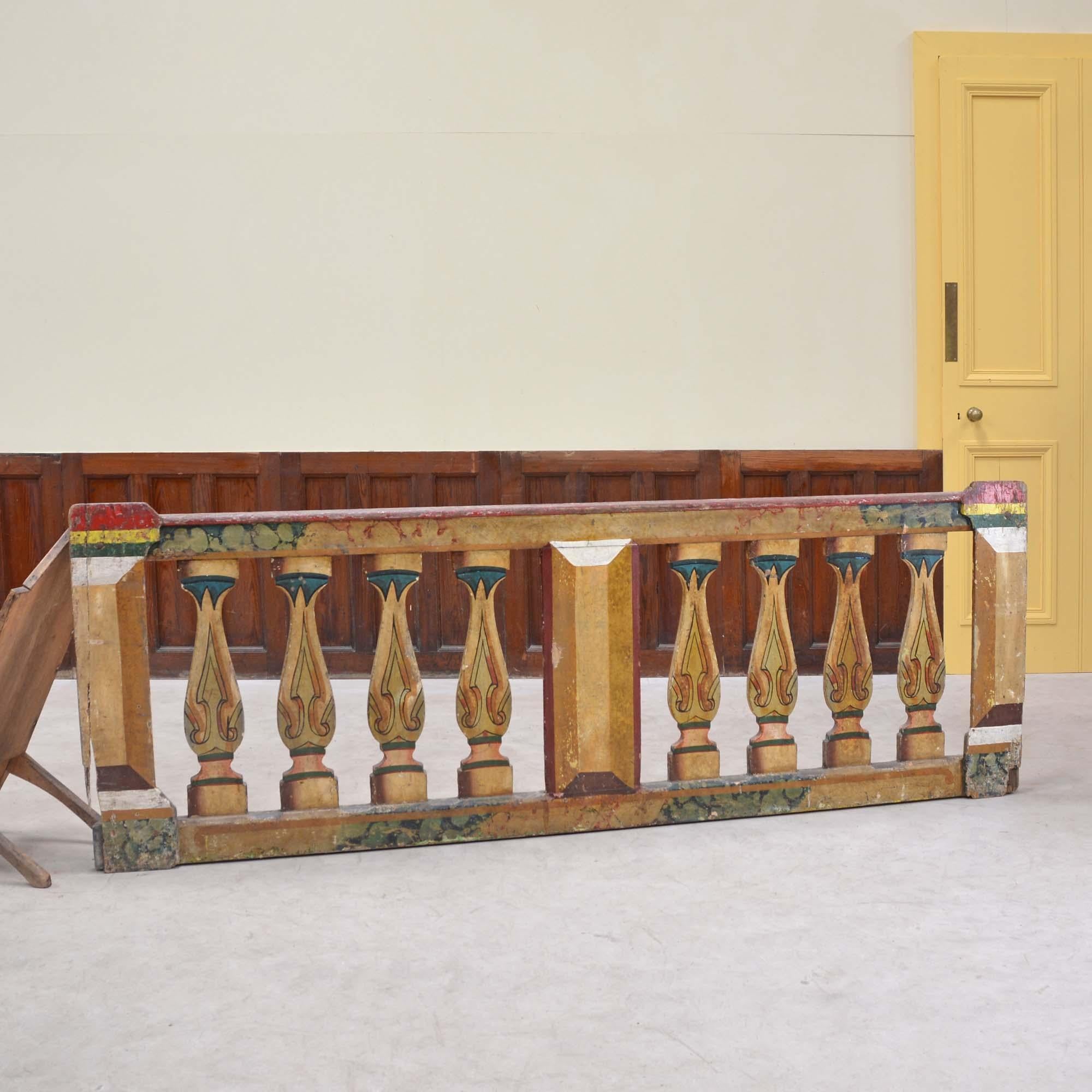 Balaustrada de feria pintada a mano
Barandilla original pintada a mano, una sección del lateral de una atracción de feria inglesa, pintada por ambos lados.
Inglés, principios del siglo XX

90 cm de altura, 86 cm de altura hasta la barra superior,