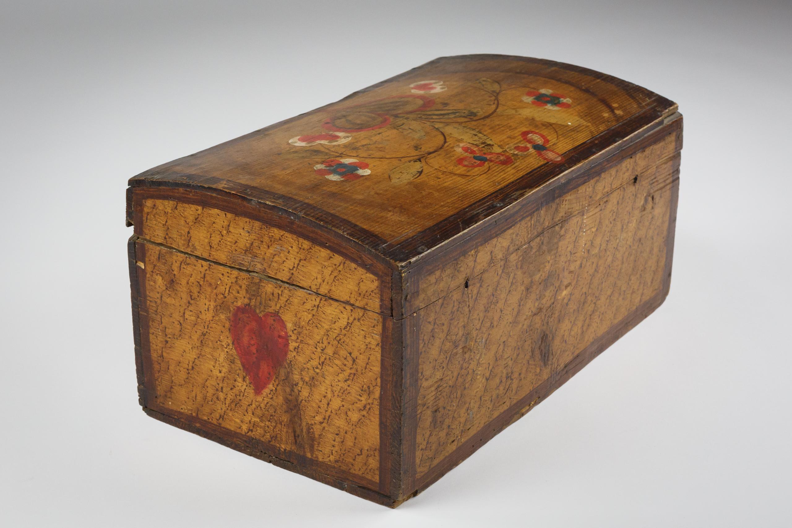 Early 20th Century Hand Painted French Marriage or Love Token Trunk For Sale 3