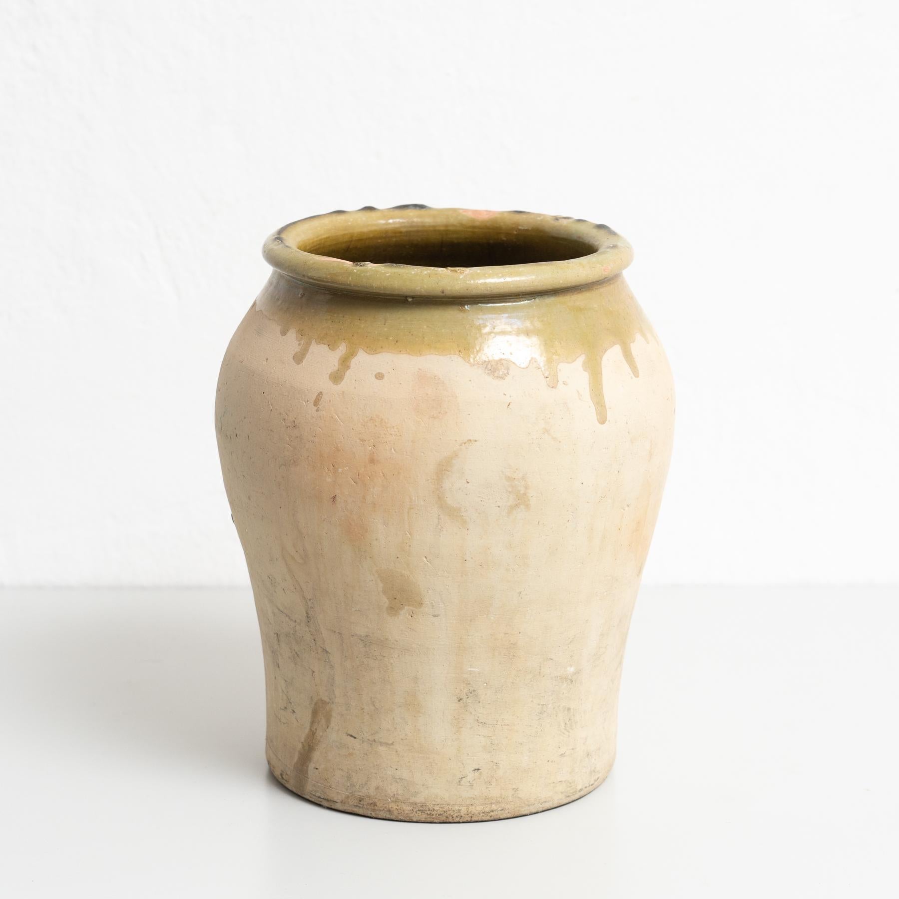 Céramique rustique populaire traditionnelle peinte à la main au début du 20e siècle.
Par un artisan inconnu, France.

En état d'origine, avec une usure mineure conforme à l'âge et à l'utilisation, préservant une belle patine.

Matériaux