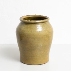 Vaso in ceramica tradizionale dipinto a mano all'inizio del XX secolo, di colore verde e rustico.