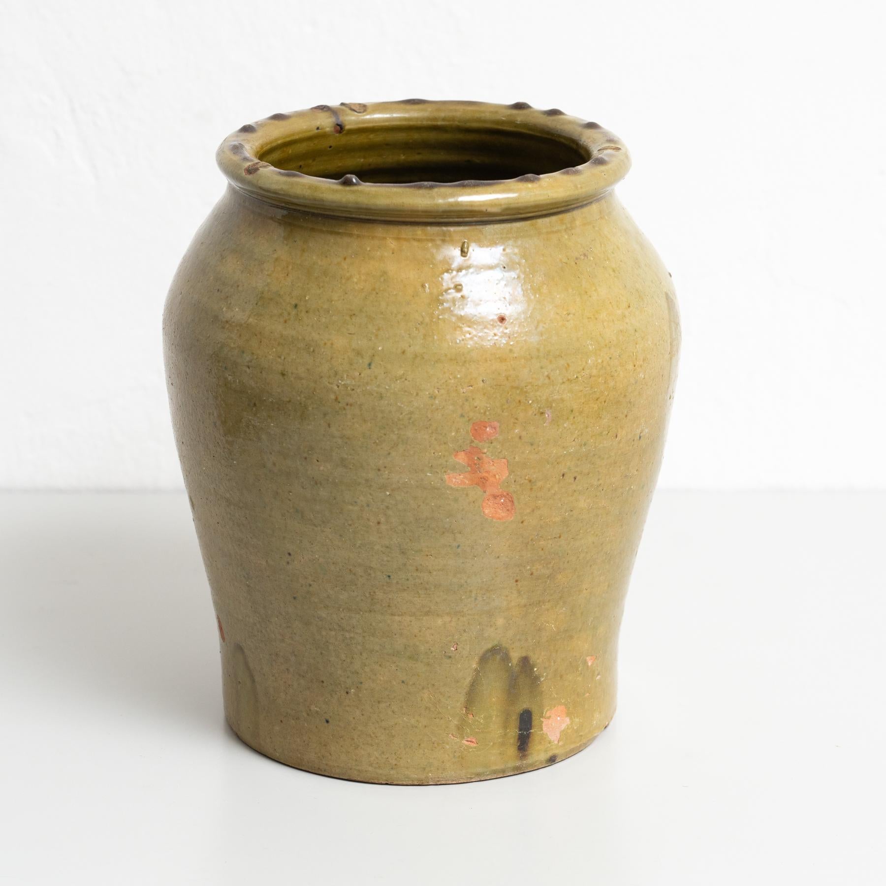 Français Vase en céramique du début du 20e siècle peint à la main en vert rustique populaire traditionnel en vente