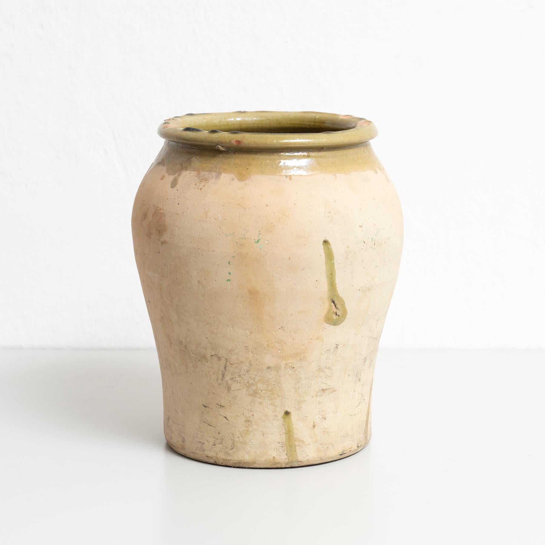Français Vase en céramique du début du 20e siècle peint à la main en vert rustique populaire traditionnel en vente