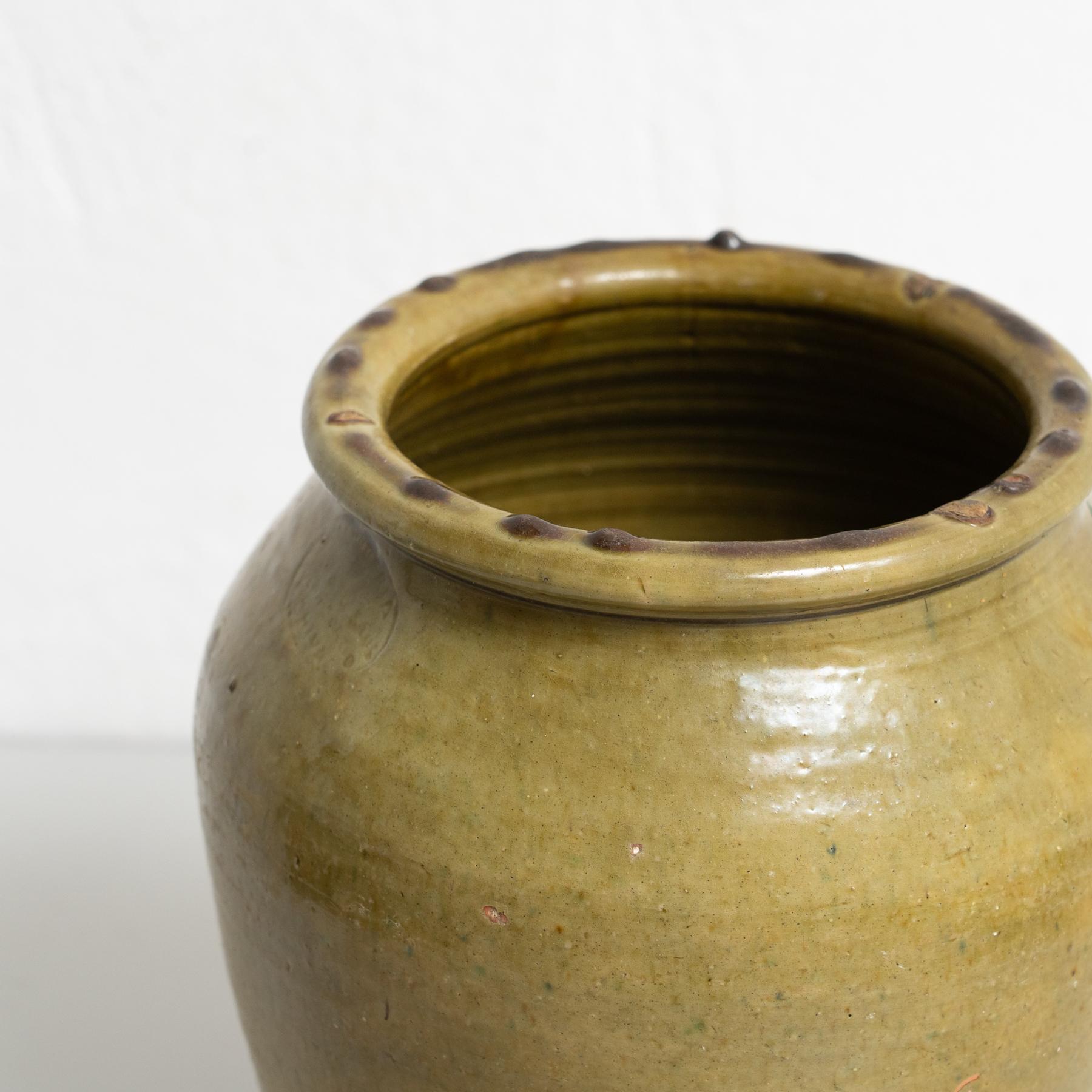 Vase en céramique du début du 20e siècle peint à la main en vert rustique populaire traditionnel Bon état - En vente à Barcelona, ES