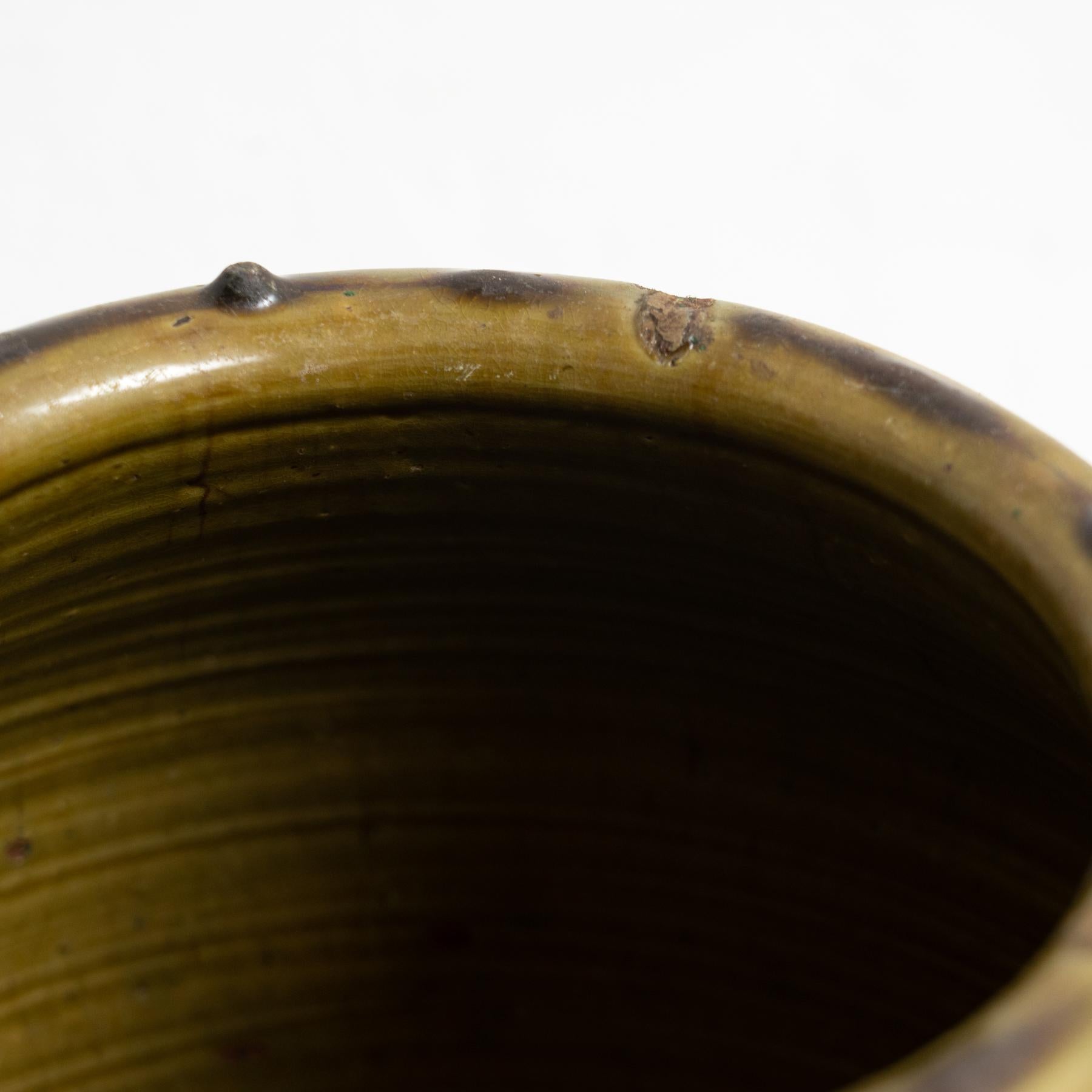 20ième siècle Vase en céramique du début du 20e siècle peint à la main en vert rustique populaire traditionnel en vente