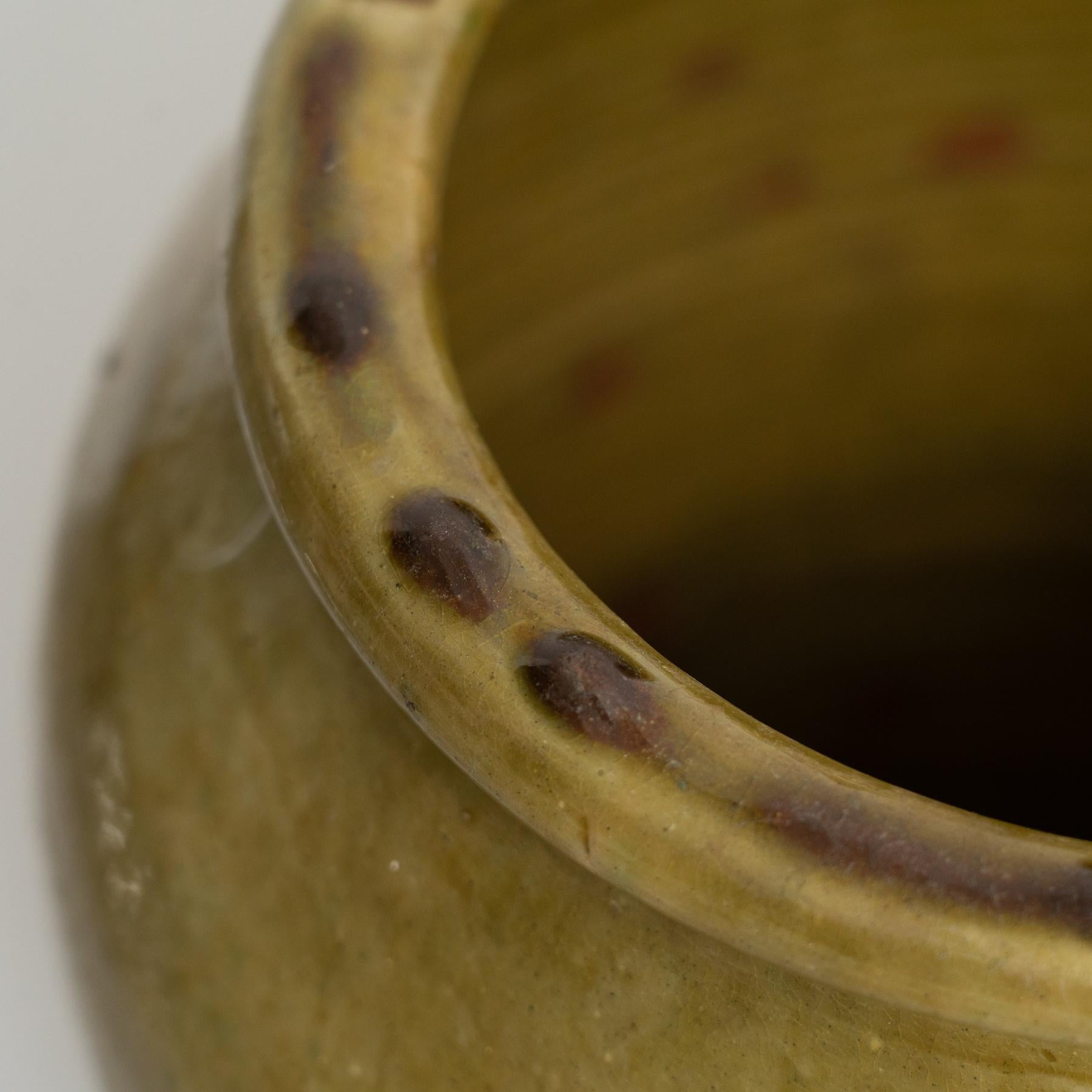 Céramique Vase en céramique du début du 20e siècle peint à la main en vert rustique populaire traditionnel en vente