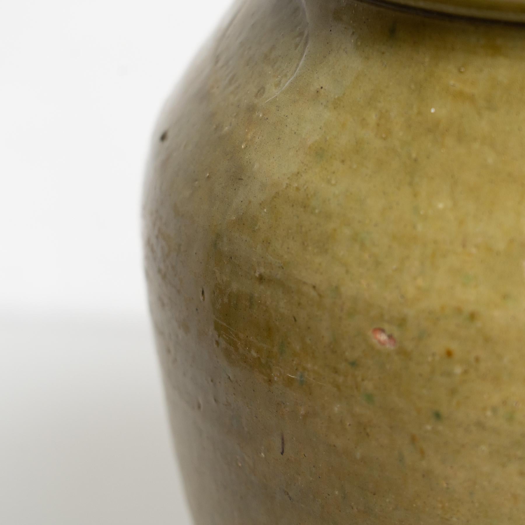 Vase en céramique du début du 20e siècle peint à la main en vert rustique populaire traditionnel en vente 1