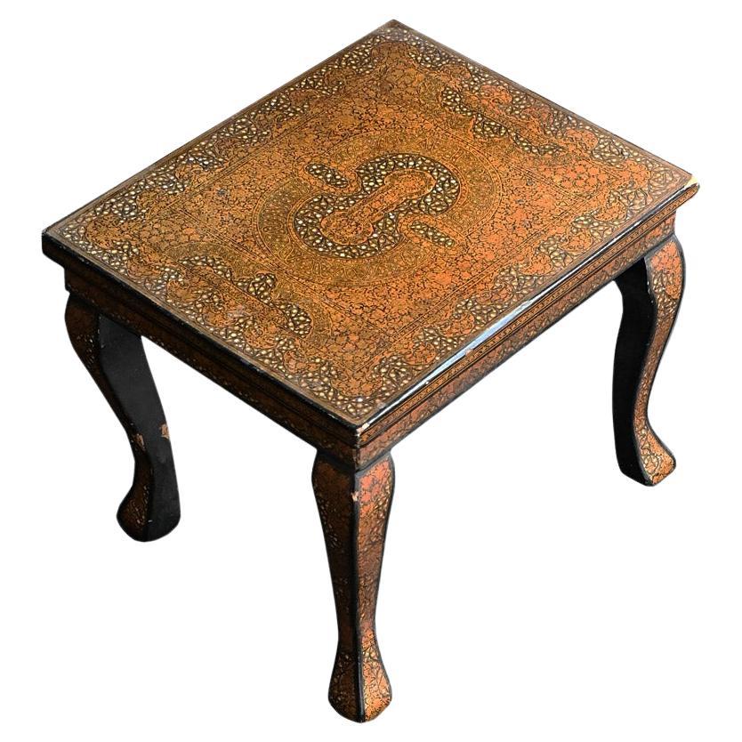 Table d'appoint cachemirienne peinte à la main au début du 20e siècle 