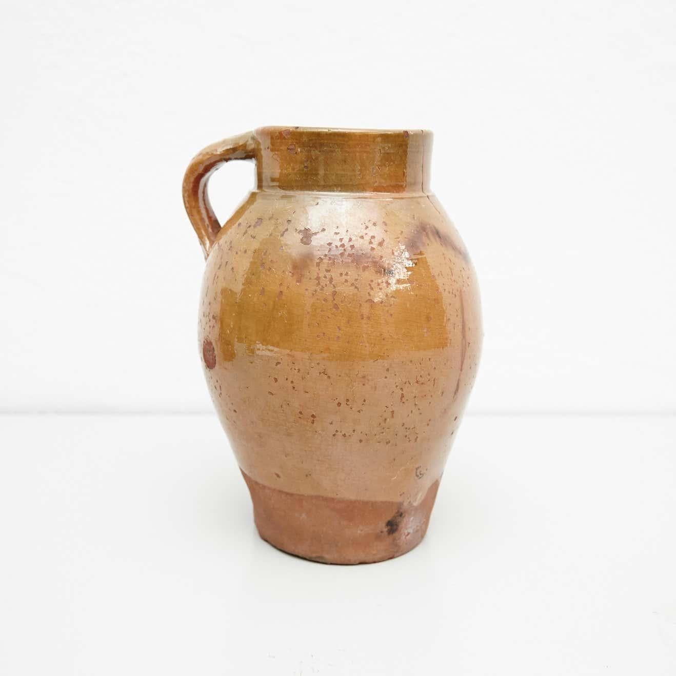 Céramique rustique populaire traditionnelle peinte à la main au 19e siècle.
Par un artisan inconnu, France.
En état d'origine, avec une usure mineure conforme à l'âge et à l'utilisation, préservant une belle patine.

Matériaux