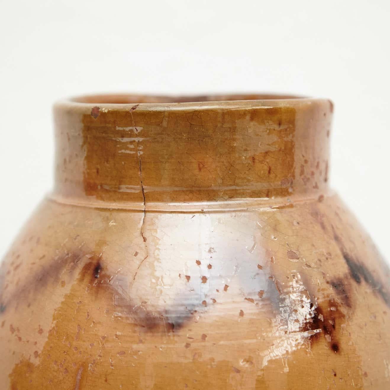 Français Vase en céramique du début du 20e siècle, peint à la main, rustique, populaire et traditionnel en vente