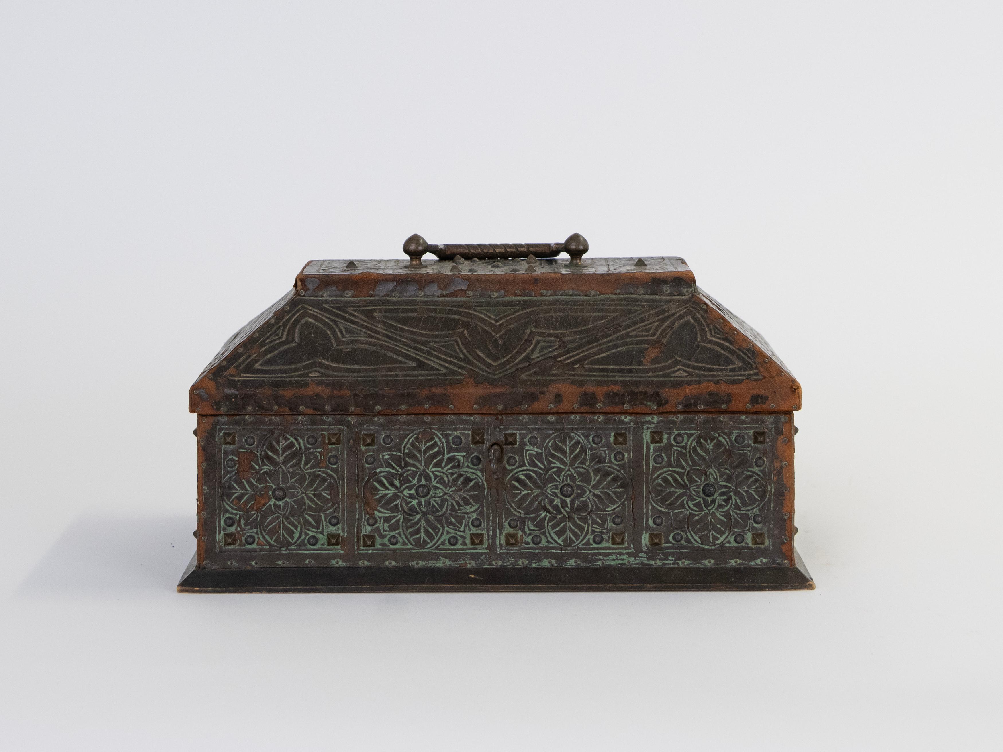 Cette boîte à bijoux ou à souvenirs en bois est probablement d'origine européenne puisqu'elle a été trouvée en Italie.  L'intérieur capitonné et la serrure à clé évoquent l'idée d'une boîte à bijoux conçue à l'origine pour les voyages.  La pièce